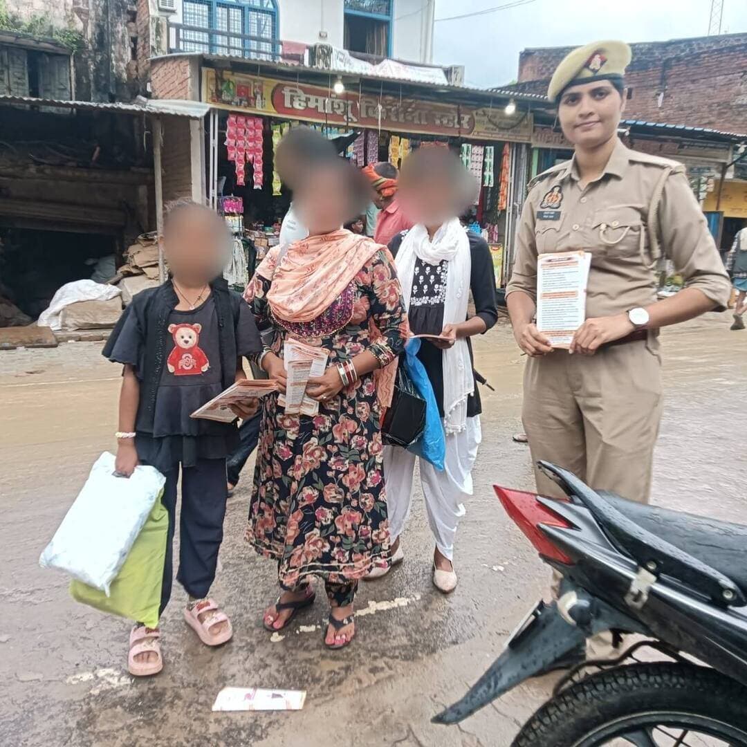 मिशन शक्ति 5.0 के तहत फतेहपुर पुलिस का जागरूकता अभियान, महिलाओं और बालिकाओं को दिए सुरक्षा के गुर
हर थाना क्षेत्र में मिशन शक्ति और एंटी रोमियो टीम सक्रिय, चौपाल लगाकर सुनी गईं ग्रामीणों की समस्याएं
महिला हेल्पलाइन, साइबर सुरक्षा और आत्मरक्षा की दी जानकारी, एसपी अभिमन्यु मांगलिक के निर्देशन में चला अभियान
फतेहपुर। उत्तर प्रदेश सरकार द्वारा संचालित मिशन शक्ति 5.0 (फेज-2) अभियान के अंतर्गत जनपद फतेहपुर में महिला सुरक्षा, सम्मान और स्वावलंबन को बढ़ावा देने के उद्देश्य से व्यापक जागरूकता अभियान चलाया गया। पुलिस अधीक्षक अभिमन्यु मांगलिक के निर्देशन में जिले के सभी थाना क्षेत्रों की मिशन शक्ति एवं एंटी रोमियो टीमों ने बाजारों, सार्वजनिक स्थलों और ग्रामीण क्षेत्रों में पहुंचकर महिलाओं, बालिकाओं और आम नागरिकों को सुरक्षा, कानून और हेल्पलाइन सेवाओं के प्रति जागरूक किया।
अभियान के तहत पुलिस टीमों ने ग्राम चौपालों का आयोजन कर ग्रामीणों से संवाद स्थापित किया और उनकी समस्याओं को सुनते हुए उनके त्वरित एवं विधिसम्मत निस्तारण का भरोसा दिलाया। महिला सुरक्षा से जुड़े कानूनों, अधिकारों और आत्मरक्षा के उपायों की जानकारी भी विस्तार से दी गई।
जागरूकता कार्यक्रमों के दौरान महिलाओं और बालिकाओं को महिला हेल्पलाइन 1090, आपातकालीन सेवा 112, एम्बुलेंस सेवा 108, चाइल्ड हेल्पलाइन 1098, साइबर हेल्पलाइन 1930 तथा cybercrime.gov.in पोर्टल के बारे में जानकारी दी गई। पुलिस अधिकारियों ने कहा कि किसी भी प्रकार की छेड़छाड़, उत्पीड़न, साइबर अपराध या अन्य आपराधिक घटना की स्थिति में बिना झिझक इन सेवाओं का उपयोग करें।
पुलिस टीमों ने आमजन से अपील की कि महिलाओं के सम्मान और सुरक्षा के लिए समाज की सामूहिक भागीदारी आवश्यक है। यदि कहीं महिलाओं या बालिकाओं के साथ किसी प्रकार का अपराध या उत्पीड़न होता दिखाई दे तो उसकी सूचना तत्काल पुलिस को दें, ताकि समय रहते प्रभावी कार्रवाई की जा सके।
फतेहपुर पुलिस का यह अभियान केवल जागरूकता तक सीमित नहीं, बल्कि महिलाओं में आत्मविश्वास बढ़ाने और उन्हें अपने अधिकारों के प्रति सजग बनाने का भी प्रयास है। पुलिस प्रशासन का मानना है कि जनसहभागिता और जागरूकता के माध्यम से ही महिला सुरक्षा को और अधिक प्रभावी बनाया जा सकता है।
यह अभियान समाज में महिलाओं के प्रति सम्मान, सुरक्षा और विश्वास का वातावरण मजबूत करने की दिशा में एक महत्वपूर्ण पहल है। यदि नागरिक और प्रशासन मिलकर ऐसे प्रयासों को आगे बढ़ाएं तो महिला सुरक्षा के प्रति सकारात्मक बदलाव को और अधिक गति मिल सकती है।
एनडी न्यूज़ की अपील
महिला सुरक्षा केवल पुलिस या प्रशासन की जिम्मेदारी नहीं, बल्कि पूरे समाज का दायित्व है। प्रत्येक नागरिक महिलाओं और बालिकाओं के सम्मान तथा सुरक्षा के प्रति संवेदनशील बने। किसी भी प्रकार की छेड़छाड़, उत्पीड़न, घरेलू हिंसा या साइबर अपराध की जानकारी तुरंत पुलिस और संबंधित हेल्पलाइन पर दें। प्रशासन से अपेक्षा है कि मिशन शक्ति जैसे अभियान नियमित रूप से संचालित कर अधिक से अधिक लोगों तक पहुंच बनाए रखी जाए।
सुरक्षा के लिए सुझाव
महिला हेल्पलाइन 1090 और आपातकालीन सेवा 112 की जानकारी अपने परिवार के सभी सदस्यों को दें।
साइबर ठगी या ऑनलाइन उत्पीड़न की शिकायत तुरंत 1930 या cybercrime.gov.in पर करें।
बेटियों और महिलाओं को आत्मरक्षा एवं कानूनी अधिकारों के प्रति जागरूक करें।
किसी भी अपराध की सूचना देने में देरी न करें।
स्कूलों, कॉलेजों और ग्रामीण क्षेत्रों में नियमित जागरूकता कार्यक्रम आयोजित किए जाएं।
👇👇
#NDNews #दैनिक_निष्पक्ष_धारा #MissionShakti #MissionShakti5 #FatehpurPolice #AbhimanyuMangalik #WomenSafety #AntiRomeoSquad #MissionShaktiCampaign #UPPolice #CyberSafety #Fatehpur #UPGovernment
👇👇
@dgpup
@RSSorg
@UPGovt
@wpl1090
@RSSgeet
@Uppolice
@MIB_India
@PMOIndia
@HMOIndia
@abmanglik
@VHPDigital
@igrangealld
@myogioffice
@InfoDeptUP
@dmfatehpur
@sdmsadarftp
@CMOfficeUP
@CMOUP_RC
@UPPRD1948
@ChiefSecyUP
@ChiefSecyUP
@MahantYogiG
@FatehpurSdm
@fatehpurpolice
@BajrangDalOrg
@rashtrapatibhvn
@UPMahilaKalyan
@112UttarPradesh
@myogiadityanath
@CommissionerPrg
@ADGZonPrayagraj
👇👇
🟥 ND NEWS | दैनिक निष्पक्ष धारा
मुख्य संपादक / संस्थापक: राजन सिंह हाड़ा
सह-संपादक: शालिनी सिंह भदौरिया
✒️ रिपोर्ट : जिला ब्यूरो, फतेहपुर
📍 कार्यालय-3: U158, हीरा स्वीट्स के पास, विकास मार्ग, लक्ष्मी नगर, पूर्वी दिल्ली, पिन कोड – 110092 (NCR)
📍 कार्यालय-2: विधानसभा रोड, बर्लिंगटन चौराहा, लखनऊ (226001) (UP)
📅 दिनांक: 26 सितंबर 2026
📞 मोबाइल: 096961 19696