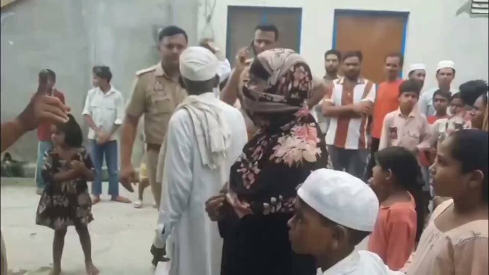 पूर्व पति के घर पहुंची महिला के हंगामे का वीडियो वायरल
मुकदमे में फंसाने की धमकी देने का आरोप, पीड़ित पक्ष ने पुलिस से लगाई कार्रवाई की गुहार
स्वार थाना क्षेत्र के मानपुर उत्तरी गांव का मामला, पुलिस को दी गई तहरीर
रामपुर। उत्तर प्रदेश के रामपुर जनपद के स्वार थाना क्षेत्र के ग्राम मानपुर उत्तरी में एक महिला द्वारा अपने पूर्व पति के घर पहुंचकर कथित रूप से हंगामा करने का मामला सामने आया है। घटना का वीडियो सोशल मीडिया पर वायरल होने के बाद क्षेत्र में चर्चा का विषय बन गया है। पीड़ित पक्ष का आरोप है कि महिला ने घर पहुंचकर विवाद किया और मुकदमे में फंसाने की धमकी दी। मामले में पुलिस को तहरीर देकर कार्रवाई की मांग की गई है।
जानकारी के अनुसार, घटना स्वार थाना क्षेत्र के मानपुर उत्तरी गांव की है, जहां पूर्व वैवाहिक विवाद को लेकर महिला अपने पूर्व पति के घर पहुंची। आरोप है कि वहां दोनों पक्षों के बीच कहासुनी हुई, जो बाद में हंगामे में बदल गई। इस दौरान मौजूद लोगों ने घटना का वीडियो बना लिया, जो सोशल मीडिया पर तेजी से वायरल हो रहा है।
पीड़ित पक्ष का कहना है कि महिला ने विवाद के दौरान मुकदमे में फंसाने की धमकी भी दी। घटना के बाद परिवार ने स्थानीय पुलिस को तहरीर देकर पूरे मामले की निष्पक्ष जांच और उचित कार्रवाई की मांग की है।
फिलहाल पुलिस ने शिकायत प्राप्त होने की पुष्टि करते हुए मामले की जांच शुरू कर दी है। वायरल वीडियो की भी जांच की जा रही है। अभी तक किसी भी पक्ष के आरोपों की आधिकारिक पुष्टि नहीं हुई है। पुलिस का कहना है कि जांच के आधार पर जो भी तथ्य सामने आएंगे, उसी के अनुसार आगे की वैधानिक कार्रवाई की जाएगी।
सोशल मीडिया पर वायरल वीडियो को लेकर विभिन्न तरह की प्रतिक्रियाएं सामने आ रही हैं। हालांकि किसी भी निष्कर्ष पर पहुंचने से पहले पुलिस जांच पूरी होना आवश्यक है। ऐसे मामलों में दोनों पक्षों की बात सुनना और निष्पक्ष जांच के बाद ही कार्रवाई करना कानून की प्रक्रिया का हिस्सा है।
यह घटना बताती है कि पारिवारिक और वैवाहिक विवादों का समाधान कानून और आपसी संवाद के माध्यम से होना चाहिए। विवाद को सार्वजनिक टकराव का रूप देने से स्थिति और अधिक जटिल हो सकती है।
एनडी न्यूज़ की अपील
पारिवारिक या वैवाहिक विवादों में कानून को हाथ में लेने के बजाय न्यायिक और कानूनी प्रक्रिया का सहारा लें। किसी भी पक्ष को बिना जांच दोषी न ठहराएं। प्रशासन से अपेक्षा है कि मामले की निष्पक्ष जांच कर सत्य के आधार पर कार्रवाई सुनिश्चित करे, ताकि न्याय व्यवस्था पर लोगों का विश्वास बना रहे।
सुझाव
पारिवारिक विवादों का समाधान संवाद और कानूनी प्रक्रिया से करें।
वायरल वीडियो के आधार पर निष्कर्ष निकालने से बचें।
किसी भी प्रकार की धमकी या उत्पीड़न की सूचना तत्काल पुलिस को दें।
पुलिस निष्पक्ष जांच कर दोनों पक्षों का पक्ष सुनने के बाद कार्रवाई करे।
समाज में आपसी सौहार्द और कानून के प्रति सम्मान बनाए रखें।
👇👇👇
#NDNews #दैनिक_निष्पक्ष_धारा #Rampur #Swar #RampurPolice #ViralVideo #FamilyDispute #LawAndOrder #UPPolice #BreakingNews #UttarPradesh
👇👇👇
@Uppolice
@dgpup
@CMOfficeUP
@myogiadityanath
@UPGovt
@ChiefSecyUP
@igrangemoradabad
👇👇👇
🟥 ND NEWS | दैनिक निष्पक्ष धारा
मुख्य संपादक / संस्थापक: राजन सिंह हाड़ा
सह-संपादक: शालिनी सिंह भदौरिया
✒️ रिपोर्ट : जिला ब्यूरो, रामपुर
📍 कार्यालय-3: U158, हीरा स्वीट्स के पास, विकास मार्ग, लक्ष्मी नगर, पूर्वी दिल्ली, पिन कोड – (110092) (NCR)
📍 कार्यालय-2: विधानसभा रोड, बर्लिंगटन चौराहा, लखनऊ (226001) (UP)
📍 कार्यालय-1: 1/1 अटल बिहारी चौराहा, नियर बर्मा चौराहा, फतेहपुर (212601) (UP)
📅 दिनांक: 26 सितंबर 2026
📆 दिन: शनिवार
📧 Email: ndnewschannel@gmail.com
📞 मोबाइल: 096961 19696
