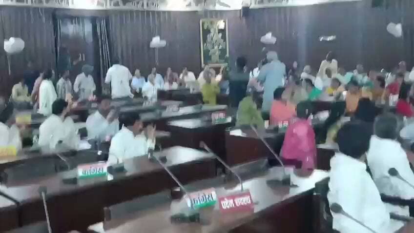सड़कों के गड्ढों पर नगर निगम सदन में बवाल, भाजपा और सपा पार्षद आमने-सामने
हंगामे के बीच तीखी नोकझोंक, मारपीट की नौबत तक पहुंचा विवाद
शहर की बदहाल सड़कों पर गरमाई राजनीति, वायरल वीडियो बना चर्चा का विषय
कानपुर। उत्तर प्रदेश के कानपुर नगर निगम सदन में शहर की जर्जर सड़कों और गड्ढों के मुद्दे पर शनिवार को जमकर हंगामा देखने को मिला। सदन की कार्यवाही के दौरान भारतीय जनता पार्टी (भाजपा) और समाजवादी पार्टी (सपा) के पार्षदों के बीच तीखी नोकझोंक शुरू हो गई, जो देखते ही देखते धक्का-मुक्की और मारपीट की नौबत तक पहुंच गई। घटना का वीडियो सोशल मीडिया पर तेजी से वायरल हो रहा है और शहर की राजनीतिक गलियारों में चर्चा का विषय बना हुआ है।
जानकारी के अनुसार नगर निगम सदन में शहर की सड़कों की बदहाल स्थिति, गड्ढों और विकास कार्यों को लेकर चर्चा चल रही थी। इसी दौरान सत्ता पक्ष और विपक्ष के पार्षदों के बीच आरोप-प्रत्यारोप का दौर शुरू हो गया। बहस इतनी बढ़ गई कि सदन में हंगामा होने लगा और दोनों पक्षों के पार्षद आमने-सामने आ गए।
प्रत्यक्षदर्शियों के अनुसार सदन में कुछ समय के लिए अफरा-तफरी का माहौल बन गया। मौजूद अधिकारियों और अन्य जनप्रतिनिधियों ने बीच-बचाव कर स्थिति को नियंत्रित करने का प्रयास किया। घटना का वीडियो सोशल मीडिया पर वायरल होने के बाद लोगों की प्रतिक्रियाएं भी सामने आ रही हैं। कई नागरिकों का कहना है कि जनहित के मुद्दों पर गंभीर चर्चा होनी चाहिए, न कि जनप्रतिनिधियों के बीच टकराव।
हालांकि, इस मामले में संबंधित अधिकारियों की ओर से विस्तृत आधिकारिक बयान की प्रतीक्षा है। घटना से जुड़े वायरल वीडियो और अन्य तथ्यों की पुष्टि के बाद ही पूरे घटनाक्रम की स्पष्ट तस्वीर सामने आएगी।
नगर निगम जैसे लोकतांत्रिक मंच पर शहर की समस्याओं का समाधान संवाद, सहमति और संवैधानिक प्रक्रिया के माध्यम से होना अपेक्षित है। सड़कों की मरम्मत, जल निकासी और नागरिक सुविधाओं जैसे मुद्दों पर राजनीतिक मतभेद स्वाभाविक हो सकते हैं, लेकिन उनका समाधान शालीन और लोकतांत्रिक तरीके से होना चाहिए।
एनडी न्यूज़ की अपील
जनप्रतिनिधि जनता की समस्याओं के समाधान के लिए चुने जाते हैं। नगर निगम, विधानसभा या अन्य लोकतांत्रिक मंचों पर संवाद, संयम और सकारात्मक चर्चा को प्राथमिकता दी जाए। प्रशासन और जनप्रतिनिधि मिलकर शहर की बदहाल सड़कों और नागरिक समस्याओं का शीघ्र समाधान सुनिश्चित करें।
सुझाव
शहर की क्षतिग्रस्त सड़कों का समयबद्ध सर्वे कर मरम्मत कराई जाए।
नगर निगम सदन की कार्यवाही गरिमापूर्ण और व्यवस्थित ढंग से संचालित हो।
जनप्रतिनिधि व्यक्तिगत आरोपों के बजाय जनहित के मुद्दों पर रचनात्मक चर्चा करें।
नागरिकों की शिकायतों के त्वरित निस्तारण के लिए प्रभावी व्यवस्था बनाई जाए।
सड़क सुरक्षा और गुणवत्तापूर्ण निर्माण कार्यों की नियमित निगरानी की जाए।
👇👇👇
#NDNews #दैनिक_निष्पक्ष_धारा #Kanpur #KanpurNews #KanpurNagarNigam #BJP #SamajwadiParty #RoadSafety #Potholes #UrbanDevelopment #UPGovernment #UPNews #BreakingNews
👇👇👇
@KanpurNagarnig
@kanpurnagarpol
@Uppolice
@CMOfficeUP
@myogiadityanath
@UPGovt
@ChiefSecyUP
@dgpup
👇👇👇
🟥 ND NEWS | दैनिक निष्पक्ष धारा
मुख्य संपादक / संस्थापक: राजन सिंह हाड़ा
सह-संपादक: शालिनी सिंह भदौरिया
✒️ रिपोर्ट : जिला ब्यूरो, कानपुर नगर
📍 कार्यालय-3: U158, हीरा स्वीट्स के पास, विकास मार्ग, लक्ष्मी नगर, पूर्वी दिल्ली, पिन कोड – (110092) (NCR)
📍 कार्यालय-2: विधानसभा रोड, बर्लिंगटन चौराहा, लखनऊ (226001) (UP)
📍 कार्यालय-1: 1/1 अटल बिहारी चौराहा, नियर बर्मा चौराहा, फतेहपुर (212601) (UP)
📅 दिनांक: 26 सितंबर 2026
📆 दिन: शनिवार
📧 Email: ndnewschannel@gmail.com
📞 मोबाइल: 9696119696