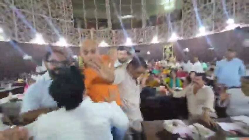 सड़कों के गड्ढों पर नगर निगम सदन में बवाल, भाजपा और सपा पार्षद आमने-सामने
हंगामे के बीच तीखी नोकझोंक, मारपीट की नौबत तक पहुंचा विवाद
शहर की बदहाल सड़कों पर गरमाई राजनीति, वायरल वीडियो बना चर्चा का विषय
कानपुर। उत्तर प्रदेश के कानपुर नगर निगम सदन में शहर की जर्जर सड़कों और गड्ढों के मुद्दे पर शनिवार को जमकर हंगामा देखने को मिला। सदन की कार्यवाही के दौरान भारतीय जनता पार्टी (भाजपा) और समाजवादी पार्टी (सपा) के पार्षदों के बीच तीखी नोकझोंक शुरू हो गई, जो देखते ही देखते धक्का-मुक्की और मारपीट की नौबत तक पहुंच गई। घटना का वीडियो सोशल मीडिया पर तेजी से वायरल हो रहा है और शहर की राजनीतिक गलियारों में चर्चा का विषय बना हुआ है।
जानकारी के अनुसार नगर निगम सदन में शहर की सड़कों की बदहाल स्थिति, गड्ढों और विकास कार्यों को लेकर चर्चा चल रही थी। इसी दौरान सत्ता पक्ष और विपक्ष के पार्षदों के बीच आरोप-प्रत्यारोप का दौर शुरू हो गया। बहस इतनी बढ़ गई कि सदन में हंगामा होने लगा और दोनों पक्षों के पार्षद आमने-सामने आ गए।
प्रत्यक्षदर्शियों के अनुसार सदन में कुछ समय के लिए अफरा-तफरी का माहौल बन गया। मौजूद अधिकारियों और अन्य जनप्रतिनिधियों ने बीच-बचाव कर स्थिति को नियंत्रित करने का प्रयास किया। घटना का वीडियो सोशल मीडिया पर वायरल होने के बाद लोगों की प्रतिक्रियाएं भी सामने आ रही हैं। कई नागरिकों का कहना है कि जनहित के मुद्दों पर गंभीर चर्चा होनी चाहिए, न कि जनप्रतिनिधियों के बीच टकराव।
हालांकि, इस मामले में संबंधित अधिकारियों की ओर से विस्तृत आधिकारिक बयान की प्रतीक्षा है। घटना से जुड़े वायरल वीडियो और अन्य तथ्यों की पुष्टि के बाद ही पूरे घटनाक्रम की स्पष्ट तस्वीर सामने आएगी।
नगर निगम जैसे लोकतांत्रिक मंच पर शहर की समस्याओं का समाधान संवाद, सहमति और संवैधानिक प्रक्रिया के माध्यम से होना अपेक्षित है। सड़कों की मरम्मत, जल निकासी और नागरिक सुविधाओं जैसे मुद्दों पर राजनीतिक मतभेद स्वाभाविक हो सकते हैं, लेकिन उनका समाधान शालीन और लोकतांत्रिक तरीके से होना चाहिए।
एनडी न्यूज़ की अपील
जनप्रतिनिधि जनता की समस्याओं के समाधान के लिए चुने जाते हैं। नगर निगम, विधानसभा या अन्य लोकतांत्रिक मंचों पर संवाद, संयम और सकारात्मक चर्चा को प्राथमिकता दी जाए। प्रशासन और जनप्रतिनिधि मिलकर शहर की बदहाल सड़कों और नागरिक समस्याओं का शीघ्र समाधान सुनिश्चित करें।
सुझाव
शहर की क्षतिग्रस्त सड़कों का समयबद्ध सर्वे कर मरम्मत कराई जाए।
नगर निगम सदन की कार्यवाही गरिमापूर्ण और व्यवस्थित ढंग से संचालित हो।
जनप्रतिनिधि व्यक्तिगत आरोपों के बजाय जनहित के मुद्दों पर रचनात्मक चर्चा करें।
नागरिकों की शिकायतों के त्वरित निस्तारण के लिए प्रभावी व्यवस्था बनाई जाए।
सड़क सुरक्षा और गुणवत्तापूर्ण निर्माण कार्यों की नियमित निगरानी की जाए।
👇👇👇
#NDNews #दैनिक_निष्पक्ष_धारा #Kanpur #KanpurNews #KanpurNagarNigam #BJP #SamajwadiParty #RoadSafety #Potholes #UrbanDevelopment #UPGovernment #UPNews #BreakingNews
👇👇👇
@KanpurNagarnig
@kanpurnagarpol
@Uppolice
@CMOfficeUP
@myogiadityanath
@UPGovt
@ChiefSecyUP
@dgpup
👇👇👇
🟥 ND NEWS | दैनिक निष्पक्ष धारा
मुख्य संपादक / संस्थापक: राजन सिंह हाड़ा
सह-संपादक: शालिनी सिंह भदौरिया
✒️ रिपोर्ट : जिला ब्यूरो, कानपुर नगर
📍 कार्यालय-3: U158, हीरा स्वीट्स के पास, विकास मार्ग, लक्ष्मी नगर, पूर्वी दिल्ली, पिन कोड – (110092) (NCR)
📍 कार्यालय-2: विधानसभा रोड, बर्लिंगटन चौराहा, लखनऊ (226001) (UP)
📍 कार्यालय-1: 1/1 अटल बिहारी चौराहा, नियर बर्मा चौराहा, फतेहपुर (212601) (UP)
📅 दिनांक: 26 सितंबर 2026
📆 दिन: शनिवार
📧 Email: ndnewschannel@gmail.com
📞 मोबाइल: 096961 19696