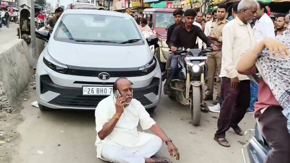 भाजपा नेता की गाड़ी रोकने पर सड़क पर धरना, पुलिस और नेता आमने-सामने
वाहन चेकिंग के दौरान विवाद, सड़क पर आसन लगाकर बैठे भाजपा नेता रमेश जड़िया
वीडियो सोशल मीडिया पर वायरल, घटना ने उठाए कानून और वीआईपी संस्कृति पर सवाल
बीना। मध्य प्रदेश के बीना में वाहन चेकिंग के दौरान भाजपा नेता रमेश जड़िया और पुलिस के बीच विवाद का मामला सामने आया है। सोशल मीडिया पर वायरल हो रहे वीडियो में भाजपा नेता सड़क पर आसन लगाकर धरने पर बैठे दिखाई दे रहे हैं। दावा किया जा रहा है कि पुलिस द्वारा उनकी गाड़ी रोके जाने के बाद उन्होंने विरोध स्वरूप धरना शुरू कर दिया।
वायरल वीडियो में भाजपा नेता पुलिस कार्रवाई पर नाराजगी जताते नजर आ रहे हैं। घटना के दौरान सड़क पर लोगों की भीड़ भी एकत्र हो गई। हालांकि, अभी तक पुलिस और संबंधित पक्ष की ओर से पूरे घटनाक्रम को लेकर विस्तृत आधिकारिक बयान सामने नहीं आया है। इसलिए वायरल वीडियो में किए जा रहे सभी दावों की स्वतंत्र पुष्टि होना शेष है।
मामले ने सोशल मीडिया पर बहस छेड़ दी है। एक पक्ष पुलिस की कार्रवाई को नियमों के अनुरूप बता रहा है, जबकि दूसरा पक्ष भाजपा नेता के विरोध को उचित ठहरा रहा है। प्रशासन की ओर से मामले की जांच और तथ्यों के आधार पर आगे की कार्रवाई की संभावना जताई जा रही है।
लोकतांत्रिक व्यवस्था में कानून सभी नागरिकों पर समान रूप से लागू होता है। यदि किसी कार्रवाई पर आपत्ति हो तो उसका समाधान कानूनी और संवैधानिक प्रक्रिया के माध्यम से किया जाना चाहिए।
एनडी न्यूज़ की अपील
सड़क पर वाहन चेकिंग के दौरान पुलिस और नागरिक दोनों संयम बनाए रखें। किसी भी विवाद की स्थिति में कानून को हाथ में लेने के बजाय वैधानिक प्रक्रिया का पालन करें। प्रशासन से भी अपेक्षा है कि सभी मामलों में निष्पक्षता, पारदर्शिता और सम्मानजनक व्यवहार सुनिश्चित किया जाए।
सुझाव
वाहन चेकिंग के दौरान पुलिस और आमजन आपसी सहयोग बनाए रखें।
किसी भी विवाद की स्थिति में कानून का पालन करें।
वायरल वीडियो पर प्रतिक्रिया देने से पहले आधिकारिक तथ्यों का इंतजार करें।
प्रशासन निष्पक्ष जांच कर वस्तुस्थिति सार्वजनिक करे।
जनप्रतिनिधि और अधिकारी संवाद के माध्यम से विवादों का समाधान निकालें।
👇👇👇
#NDNews #दैनिक_निष्पक्ष_धारा #Bina #BJP #RameshJadiya #PoliceChecking #ViralVideo #LawAndOrder #MadhyaPradeshPolice #BreakingNews
👇👇
@MPPolice
@CMMadhyaPradesh
@JansamparkMP
@BJP4MP
@PIB_India
👇👇
🟥 ND NEWS | दैनिक निष्पक्ष धारा
मुख्य संपादक / संस्थापक: राजन सिंह हाड़ा
सह-संपादक: शालिनी सिंह भदौरिया
✒️ रिपोर्ट : स्टेट ब्यूरो, मध्य प्रदेश
📍 कार्यालय-3: U158, हीरा स्वीट्स के पास, विकास मार्ग, लक्ष्मी नगर, पूर्वी दिल्ली, पिन कोड – (110092) (NCR)
📍 कार्यालय-2: विधानसभा रोड, बर्लिंगटन चौराहा, लखनऊ (226001) (UP)
📍 कार्यालय-1: 1/1 अटल बिहारी चौराहा, नियर बर्मा चौराहा, फतेहपुर (212601) (UP)
📅 दिनांक: 26 सितंबर 2026
📆 दिन: शनिवार
📧 Email: ndnewschannel@gmail.com
📞 मोबाइल: 096961 19696
