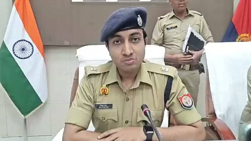 महिला हत्याकांड का पुलिस ने किया खुलासा, कथित प्रेमी गिरफ्तार
लिव-इन में रहने के दबाव से परेशान होकर हत्या का आरोप, शव जलाकर पहचान मिटाने की कोशिश
तीन वर्षीय बच्ची की हत्या का भी प्रयास, पिकअप वाहन सहित आरोपी गिरफ्तार
बिजनौर। उत्तर प्रदेश के बिजनौर जनपद में नूरपुर थाना क्षेत्र के आलमपुर एडवा जंगल में 23 सितंबर को मिले महिला के शव के मामले का पुलिस ने खुलासा करते हुए एक आरोपी को गिरफ्तार किया है। पुलिस के अनुसार मृतका की पहचान स्याऊ निवासी ऊषा के रूप में हुई है। मामले में उसके रिश्ते के भाई और कथित प्रेमी नीरज, निवासी बीलना (जनपद अमरोहा), को पिकअप वाहन सहित गिरफ्तार किया गया है।
पुलिस के मुताबिक पूछताछ में आरोपी ने स्वीकार किया कि मृतका उस पर लिव-इन रिलेशनशिप में रहने का दबाव बना रही थी। इसी बात से परेशान होकर उसने 22 सितंबर की रात कथित रूप से ऊषा की गला घोंटकर हत्या कर दी। इसके बाद पहचान छिपाने के उद्देश्य से शव को कंबल में लपेटकर आग लगाने का प्रयास किया गया।
पुलिस का यह भी कहना है कि आरोपी पर मृतका की तीन वर्षीय बच्ची की हत्या का प्रयास करने का भी आरोप है। हालांकि बच्ची की वर्तमान स्थिति के संबंध में पुलिस द्वारा उपलब्ध कराई गई जानकारी के अनुसार मामले की जांच जारी है।
घटना के खुलासे में पुलिस ने तकनीकी साक्ष्यों, पूछताछ और अन्य साक्ष्यों के आधार पर आरोपी तक पहुंचने का दावा किया है। मामले की जानकारी एसपी ग्रामीण गौतम राय ने मीडिया को दी। आरोपी के विरुद्ध संबंधित धाराओं में विधिक कार्रवाई की जा रही है और पुलिस मामले के अन्य पहलुओं की भी जांच कर रही है।
यह घटना एक बार फिर दर्शाती है कि व्यक्तिगत संबंधों में उत्पन्न विवाद यदि समय रहते संवाद और कानूनी तरीके से नहीं सुलझाए जाएं तो उनके गंभीर और दुखद परिणाम सामने आ सकते हैं। मामले में अंतिम दोष तय करना न्यायालय का विषय होगा।
एनडी न्यूज़ की अपील
किसी भी व्यक्तिगत, पारिवारिक या संबंधों से जुड़े विवाद का समाधान हिंसा नहीं, बल्कि संवाद और कानून के दायरे में होना चाहिए। यदि किसी व्यक्ति को मानसिक तनाव या विवाद का सामना करना पड़ रहा हो तो परिवार, समाज या संबंधित विशेषज्ञों की सहायता लें। प्रशासन से अपेक्षा है कि मामले की निष्पक्ष जांच कर पीड़ित पक्ष को शीघ्र न्याय दिलाया जाए।
सुझाव
व्यक्तिगत विवादों का समाधान कानूनी और शांतिपूर्ण तरीके से करें।
महिलाओं के विरुद्ध अपराध की सूचना तुरंत पुलिस को दें।
किसी भी संदिग्ध गतिविधि की जानकारी तत्काल प्रशासन को उपलब्ध कराएं।
समाज में महिला सुरक्षा और जागरूकता को बढ़ावा दिया जाए।
पुलिस वैज्ञानिक साक्ष्यों के आधार पर निष्पक्ष जांच सुनिश्चित करे।
👇👇👇
#NDNews #दैनिक_निष्पक्ष_धारा #Bijnor #Noorpur #BijnorPolice #CrimeNews #WomenSafety #MurderCase #UPPolice #BreakingNews #JusticeForWomen
👇👇👇
@bijnorpolice
@Uppolice
@dgpup
@CMOfficeUP
@myogiadityanath
@UPGovt
@ChiefSecyUP
👇👇👇
🟥 ND NEWS | दैनिक निष्पक्ष धारा
मुख्य संपादक / संस्थापक: राजन सिंह हाड़ा
सह-संपादक: शालिनी सिंह भदौरिया
✒️ रिपोर्ट : स्टेट ब्यूरो, उत्तर प्रदेश
📍 कार्यालय-3: U158, हीरा स्वीट्स के पास, विकास मार्ग, लक्ष्मी नगर, पूर्वी दिल्ली, पिन कोड – 110092 (NCR)
📍 कार्यालय-2: विधानसभा रोड, बर्लिंगटन चौराहा, लखनऊ (226001) (UP)
📍 कार्यालय-1: 1/1 अटल बिहारी चौराहा, नियर बर्मा चौराहा, फतेहपुर (212601) (UP)
📅 दिनांक: 26 सितंबर 2026
📆 दिन: शनिवार
📧 Email: ndnewschannel@gmail.com
📞 मोबाइल: 9696119696