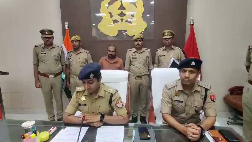 महिला हत्याकांड का पुलिस ने किया खुलासा, कथित प्रेमी गिरफ्तार
लिव-इन में रहने के दबाव से परेशान होकर हत्या का आरोप, शव जलाकर पहचान मिटाने की कोशिश
तीन वर्षीय बच्ची की हत्या का भी प्रयास, पिकअप वाहन सहित आरोपी गिरफ्तार
बिजनौर। उत्तर प्रदेश के बिजनौर जनपद में नूरपुर थाना क्षेत्र के आलमपुर एडवा जंगल में 23 सितंबर को मिले महिला के शव के मामले का पुलिस ने खुलासा करते हुए एक आरोपी को गिरफ्तार किया है। पुलिस के अनुसार मृतका की पहचान स्याऊ निवासी ऊषा के रूप में हुई है। मामले में उसके रिश्ते के भाई और कथित प्रेमी नीरज, निवासी बीलना (जनपद अमरोहा), को पिकअप वाहन सहित गिरफ्तार किया गया है।
पुलिस के मुताबिक पूछताछ में आरोपी ने स्वीकार किया कि मृतका उस पर लिव-इन रिलेशनशिप में रहने का दबाव बना रही थी। इसी बात से परेशान होकर उसने 22 सितंबर की रात कथित रूप से ऊषा की गला घोंटकर हत्या कर दी। इसके बाद पहचान छिपाने के उद्देश्य से शव को कंबल में लपेटकर आग लगाने का प्रयास किया गया।
पुलिस का यह भी कहना है कि आरोपी पर मृतका की तीन वर्षीय बच्ची की हत्या का प्रयास करने का भी आरोप है। हालांकि बच्ची की वर्तमान स्थिति के संबंध में पुलिस द्वारा उपलब्ध कराई गई जानकारी के अनुसार मामले की जांच जारी है।
घटना के खुलासे में पुलिस ने तकनीकी साक्ष्यों, पूछताछ और अन्य साक्ष्यों के आधार पर आरोपी तक पहुंचने का दावा किया है। मामले की जानकारी एसपी ग्रामीण गौतम राय ने मीडिया को दी। आरोपी के विरुद्ध संबंधित धाराओं में विधिक कार्रवाई की जा रही है और पुलिस मामले के अन्य पहलुओं की भी जांच कर रही है।
यह घटना एक बार फिर दर्शाती है कि व्यक्तिगत संबंधों में उत्पन्न विवाद यदि समय रहते संवाद और कानूनी तरीके से नहीं सुलझाए जाएं तो उनके गंभीर और दुखद परिणाम सामने आ सकते हैं। मामले में अंतिम दोष तय करना न्यायालय का विषय होगा।
एनडी न्यूज़ की अपील
किसी भी व्यक्तिगत, पारिवारिक या संबंधों से जुड़े विवाद का समाधान हिंसा नहीं, बल्कि संवाद और कानून के दायरे में होना चाहिए। यदि किसी व्यक्ति को मानसिक तनाव या विवाद का सामना करना पड़ रहा हो तो परिवार, समाज या संबंधित विशेषज्ञों की सहायता लें। प्रशासन से अपेक्षा है कि मामले की निष्पक्ष जांच कर पीड़ित पक्ष को शीघ्र न्याय दिलाया जाए।
सुझाव
व्यक्तिगत विवादों का समाधान कानूनी और शांतिपूर्ण तरीके से करें।
महिलाओं के विरुद्ध अपराध की सूचना तुरंत पुलिस को दें।
किसी भी संदिग्ध गतिविधि की जानकारी तत्काल प्रशासन को उपलब्ध कराएं।
समाज में महिला सुरक्षा और जागरूकता को बढ़ावा दिया जाए।
पुलिस वैज्ञानिक साक्ष्यों के आधार पर निष्पक्ष जांच सुनिश्चित करे।
👇👇👇
#NDNews #दैनिक_निष्पक्ष_धारा #Bijnor #Noorpur #BijnorPolice #CrimeNews #WomenSafety #MurderCase #UPPolice #BreakingNews #JusticeForWomen
👇👇👇
@bijnorpolice
@Uppolice
@dgpup
@CMOfficeUP
@myogiadityanath
@UPGovt
@ChiefSecyUP
👇👇👇
🟥 ND NEWS | दैनिक निष्पक्ष धारा
मुख्य संपादक / संस्थापक: राजन सिंह हाड़ा
सह-संपादक: शालिनी सिंह भदौरिया
✒️ रिपोर्ट : स्टेट ब्यूरो, उत्तर प्रदेश
📍 कार्यालय-3: U158, हीरा स्वीट्स के पास, विकास मार्ग, लक्ष्मी नगर, पूर्वी दिल्ली, पिन कोड – 110092 (NCR)
📍 कार्यालय-2: विधानसभा रोड, बर्लिंगटन चौराहा, लखनऊ (226001) (UP)
📍 कार्यालय-1: 1/1 अटल बिहारी चौराहा, नियर बर्मा चौराहा, फतेहपुर (212601) (UP)
📅 दिनांक: 26 सितंबर 2026
📆 दिन: शनिवार
📧 Email: ndnewschannel@gmail.com
📞 मोबाइल: 096961 19696