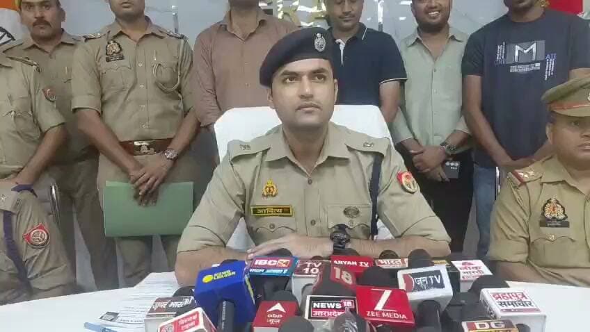 प्रॉपर्टी डीलर बने साधु की हत्या का 24 घंटे में खुलासा, भतीजे समेत तीन गिरफ्तार
करोड़ों की जमीन बनी हत्या की वजह, हिस्सेदारी के विवाद में रची गई साजिश
जुए और ट्रेडिंग में नुकसान के बाद चाचा की संपत्ति पर थी नजर, फोरेंसिक साक्ष्यों से खुला राज
आगरा। उत्तर प्रदेश के आगरा जनपद के अछनेरा थाना क्षेत्र में प्रॉपर्टी डीलर के रूप में कार्य कर रहे एक साधु की हत्या के सनसनीखेज मामले का पुलिस ने महज 24 घंटे के भीतर खुलासा कर दिया है। पुलिस के अनुसार मृतक के भतीजे ने अपने दो दोस्तों के साथ मिलकर संपत्ति के लालच में हत्या की साजिश रची थी। वारदात के बाद पुलिस ने वैज्ञानिक साक्ष्यों और फोरेंसिक जांच के आधार पर तीनों आरोपियों को गिरफ्तार कर लिया है।
पुलिस के मुताबिक मृतक साधु ने कुछ समय पहले करोड़ों रुपये मूल्य की जमीन बेची थी। आरोप है कि भतीजे दुष्यंत को आशंका थी कि उसे जमीन की रकम में कोई हिस्सा नहीं मिलेगा। इसी वजह से उसने अपने दो साथियों शिवा और यश के साथ मिलकर हत्या की योजना बनाई।
जांच में सामने आया कि वारदात के दौरान आरोपियों ने सिलबट्टे से मृतक के सिर पर कई वार किए, जिससे उनकी मौके पर ही मौत हो गई। घटनास्थल से जुटाए गए फोरेंसिक साक्ष्यों और तकनीकी जांच के आधार पर पुलिस आरोपियों तक पहुंची। पूछताछ में तीनों ने हत्या की साजिश और उसके पीछे की वजह स्वीकार करने की बात पुलिस द्वारा बताई गई है।
पुलिस के अनुसार मुख्य आरोपी दुष्यंत को जुए और ट्रेडिंग में भारी आर्थिक नुकसान हुआ था। आर्थिक संकट के चलते उसकी नजर चाचा की संपत्ति पर थी और इसी लालच में उसने इस वारदात को अंजाम दिया। गिरफ्तार आरोपियों के विरुद्ध संबंधित धाराओं में आगे की विधिक कार्रवाई की जा रही है।
इस घटना ने एक बार फिर यह सवाल खड़ा कर दिया है कि संपत्ति विवाद और आर्थिक लालच किस तरह पारिवारिक रिश्तों को भी अपराध की राह पर ले जा सकते हैं। पुलिस का कहना है कि वैज्ञानिक जांच और त्वरित कार्रवाई के चलते मामले का शीघ्र खुलासा संभव हो सका।
यह घटना समाज के लिए एक गंभीर संदेश भी है कि आर्थिक लालच और अवैध तरीकों से संपत्ति हासिल करने की मानसिकता अंततः अपराध और कानून की गिरफ्त तक ही पहुंचाती है।
एनडी न्यूज़ की अपील
संपत्ति से जुड़े विवादों का समाधान कानून और न्यायालय के माध्यम से करें। किसी भी परिस्थिति में हिंसा का रास्ता न अपनाएं। परिवारों में संवाद बनाए रखें और आर्थिक तनाव या मानसिक परेशानी की स्थिति में उचित सलाह लें। प्रशासन से अपेक्षा है कि ऐसे मामलों की निष्पक्ष जांच कर दोषियों को शीघ्र न्याय दिलाया जाए।
सुझाव
संपत्ति विवादों का समाधान कानूनी प्रक्रिया से करें।
आर्थिक नुकसान या मानसिक तनाव की स्थिति में विशेषज्ञों से सलाह लें।
परिवार में संवाद बनाए रखें और विवादों को समय रहते सुलझाएं।
किसी भी संदिग्ध गतिविधि की सूचना तत्काल पुलिस को दें।
वैज्ञानिक जांच और त्वरित पुलिस कार्रवाई को और मजबूत किया जाए।
👇👇👇
#NDNews #दैनिक_निष्पक्ष_धारा #Agra #Achhnera #AgraPolice #CrimeNews #PropertyDispute #MurderCase #Forensic #UPPolice #BreakingNews #LawAndOrder
👇👇👇
@agrapolice
@Uppolice
@dgpup
@CMOfficeUP
@myogiadityanath
@UPGovt
@ChiefSecyUP
👇👇👇
🟥 ND NEWS | दैनिक निष्पक्ष धारा
मुख्य संपादक / संस्थापक: राजन सिंह हाड़ा
सह-संपादक: शालिनी सिंह भदौरिया
✒️ रिपोर्ट : स्टेट ब्यूरो, उत्तर प्रदेश
📍 कार्यालय-3: U158, हीरा स्वीट्स के पास, विकास मार्ग, लक्ष्मी नगर, पूर्वी दिल्ली, पिन कोड – 110092 (NCR)
📍 कार्यालय-2: विधानसभा रोड, बर्लिंगटन चौराहा, लखनऊ (226001) (UP)
📍 कार्यालय-1: 1/1 अटल बिहारी चौराहा, नियर बर्मा चौराहा, फतेहपुर (212601) (UP)
📅 दिनांक: 26 सितंबर 2026
📆 दिन: शनिवार
📧 Email: ndnewschannel@gmail.com
📞 मोबाइल: 096961 19696