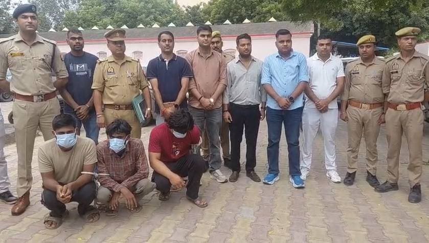 प्रॉपर्टी डीलर बने साधु की हत्या का 24 घंटे में खुलासा, भतीजे समेत तीन गिरफ्तार
करोड़ों की जमीन बनी हत्या की वजह, हिस्सेदारी के विवाद में रची गई साजिश
जुए और ट्रेडिंग में नुकसान के बाद चाचा की संपत्ति पर थी नजर, फोरेंसिक साक्ष्यों से खुला राज
आगरा। उत्तर प्रदेश के आगरा जनपद के अछनेरा थाना क्षेत्र में प्रॉपर्टी डीलर के रूप में कार्य कर रहे एक साधु की हत्या के सनसनीखेज मामले का पुलिस ने महज 24 घंटे के भीतर खुलासा कर दिया है। पुलिस के अनुसार मृतक के भतीजे ने अपने दो दोस्तों के साथ मिलकर संपत्ति के लालच में हत्या की साजिश रची थी। वारदात के बाद पुलिस ने वैज्ञानिक साक्ष्यों और फोरेंसिक जांच के आधार पर तीनों आरोपियों को गिरफ्तार कर लिया है।
पुलिस के मुताबिक मृतक साधु ने कुछ समय पहले करोड़ों रुपये मूल्य की जमीन बेची थी। आरोप है कि भतीजे दुष्यंत को आशंका थी कि उसे जमीन की रकम में कोई हिस्सा नहीं मिलेगा। इसी वजह से उसने अपने दो साथियों शिवा और यश के साथ मिलकर हत्या की योजना बनाई।
जांच में सामने आया कि वारदात के दौरान आरोपियों ने सिलबट्टे से मृतक के सिर पर कई वार किए, जिससे उनकी मौके पर ही मौत हो गई। घटनास्थल से जुटाए गए फोरेंसिक साक्ष्यों और तकनीकी जांच के आधार पर पुलिस आरोपियों तक पहुंची। पूछताछ में तीनों ने हत्या की साजिश और उसके पीछे की वजह स्वीकार करने की बात पुलिस द्वारा बताई गई है।
पुलिस के अनुसार मुख्य आरोपी दुष्यंत को जुए और ट्रेडिंग में भारी आर्थिक नुकसान हुआ था। आर्थिक संकट के चलते उसकी नजर चाचा की संपत्ति पर थी और इसी लालच में उसने इस वारदात को अंजाम दिया। गिरफ्तार आरोपियों के विरुद्ध संबंधित धाराओं में आगे की विधिक कार्रवाई की जा रही है।
इस घटना ने एक बार फिर यह सवाल खड़ा कर दिया है कि संपत्ति विवाद और आर्थिक लालच किस तरह पारिवारिक रिश्तों को भी अपराध की राह पर ले जा सकते हैं। पुलिस का कहना है कि वैज्ञानिक जांच और त्वरित कार्रवाई के चलते मामले का शीघ्र खुलासा संभव हो सका।
यह घटना समाज के लिए एक गंभीर संदेश भी है कि आर्थिक लालच और अवैध तरीकों से संपत्ति हासिल करने की मानसिकता अंततः अपराध और कानून की गिरफ्त तक ही पहुंचाती है।
एनडी न्यूज़ की अपील
संपत्ति से जुड़े विवादों का समाधान कानून और न्यायालय के माध्यम से करें। किसी भी परिस्थिति में हिंसा का रास्ता न अपनाएं। परिवारों में संवाद बनाए रखें और आर्थिक तनाव या मानसिक परेशानी की स्थिति में उचित सलाह लें। प्रशासन से अपेक्षा है कि ऐसे मामलों की निष्पक्ष जांच कर दोषियों को शीघ्र न्याय दिलाया जाए।
सुझाव
संपत्ति विवादों का समाधान कानूनी प्रक्रिया से करें।
आर्थिक नुकसान या मानसिक तनाव की स्थिति में विशेषज्ञों से सलाह लें।
परिवार में संवाद बनाए रखें और विवादों को समय रहते सुलझाएं।
किसी भी संदिग्ध गतिविधि की सूचना तत्काल पुलिस को दें।
वैज्ञानिक जांच और त्वरित पुलिस कार्रवाई को और मजबूत किया जाए।
👇👇👇
#NDNews #दैनिक_निष्पक्ष_धारा #Agra #Achhnera #AgraPolice #CrimeNews #PropertyDispute #MurderCase #Forensic #UPPolice #BreakingNews #LawAndOrder
👇👇👇
@agrapolice
@Uppolice
@dgpup
@CMOfficeUP
@myogiadityanath
@UPGovt
@ChiefSecyUP
👇👇👇
🟥 ND NEWS | दैनिक निष्पक्ष धारा
मुख्य संपादक / संस्थापक: राजन सिंह हाड़ा
सह-संपादक: शालिनी सिंह भदौरिया
✒️ रिपोर्ट : स्टेट ब्यूरो, उत्तर प्रदेश
📍 कार्यालय-3: U158, हीरा स्वीट्स के पास, विकास मार्ग, लक्ष्मी नगर, पूर्वी दिल्ली, पिन कोड – 110092 (NCR)
📍 कार्यालय-2: विधानसभा रोड, बर्लिंगटन चौराहा, लखनऊ (226001) (UP)
📍 कार्यालय-1: 1/1 अटल बिहारी चौराहा, नियर बर्मा चौराहा, फतेहपुर (212601) (UP)
📅 दिनांक: 26 सितंबर 2026
📆 दिन: शनिवार
📧 Email: ndnewschannel@gmail.com
📞 मोबाइल: 9696119696