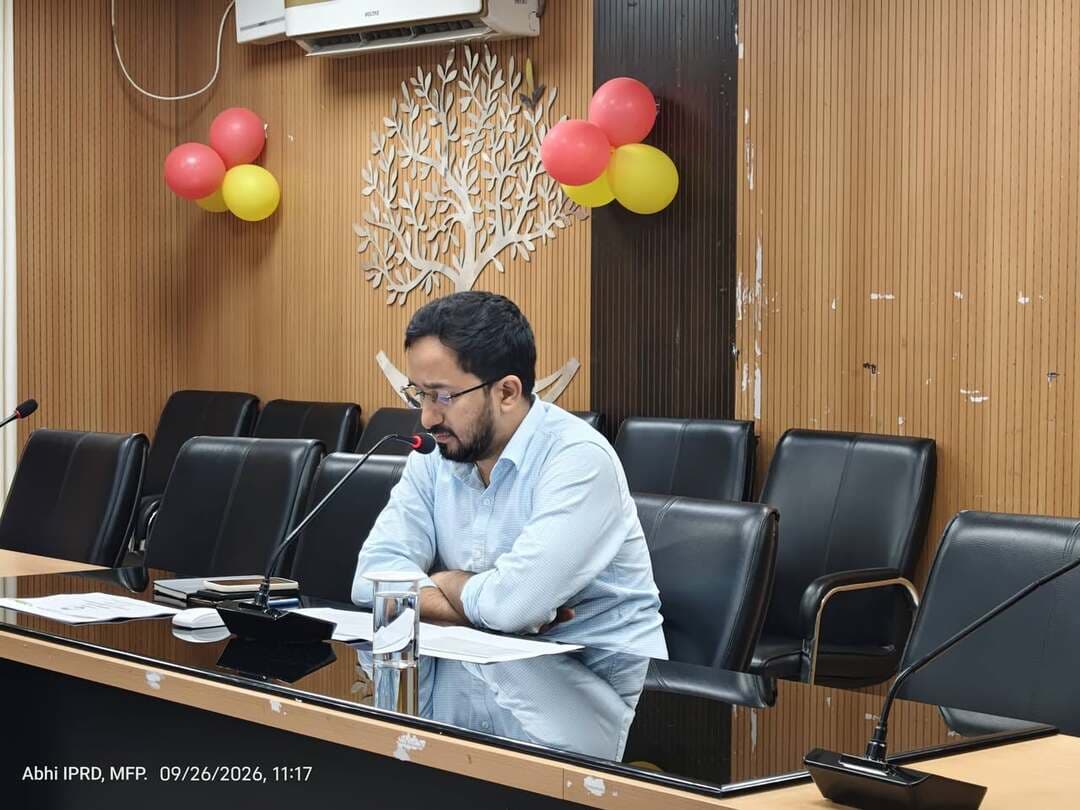 उप विकास आयुक्त की अध्यक्षता में जिला सभागार, मुजफ्फरपुर में **जल-जीवन-हरियाली एवं विकसित भारत जी-राम जी** के अंतर्गत क्रियान्वित योजनाओं की प्रगति की विस्तृत समीक्षा की गई।
बैठक में **आंगनवाड़ी केंद्र निर्माण, ग्रामीण हाट, मानव दिवस सृजन, कुशल/अकुशल श्रमिकों के ई-केवाईसी, वृक्षारोपण, पौधरोपण कार्यों के e-MR तथा समयबद्ध मजदूरी भुगतान** की प्रखंडवार समीक्षा की गई।
समीक्षा के दौरान **72 आंगनवाड़ी स्थलों में 14 पर ही कार्य प्रारंभ** पाए जाने पर शेष योजनाओं में शीघ्र कार्य प्रारंभ कराने के निर्देश दिए गए। ग्रामीण हाट की **11 योजनाओं में 7 TS/AS की प्रगति** की समीक्षा करते हुए लंबित कार्यों को निर्धारित समय-सीमा में पूर्ण कराने का निर्देश दिया गया।
**मानव दिवस सृजन** की समीक्षा में कुल 3.73 लाख लक्षित पंचायत-स्तरीय प्रगति के बीच विभिन्न प्रखंडों में उपलब्धि एवं गैप की समीक्षा की गई तथा **शून्य मानव दिवस वाले पंचायतों** में तत्काल कार्य प्रारंभ कर मानव दिवस सृजन सुनिश्चित करने का निर्देश दिया गया। विशेष रूप से **कुढ़नी, मुशहरी, मड़वन, कांटी, पारू, साहेबगंज, कटरा एवं गायघाट** में संबंधित पंचायतों की स्थिति पर विशेष ध्यान देने को कहा गया।
**कुशल/अर्द्धकुशल श्रमिकों के ई-केवाईसी** में कुल 15,443 श्रमिकों के विरुद्ध 2,321 ई-केवाईसी पूर्ण होने की स्थिति की समीक्षा की गई। वहीं सक्रिय अकुशल श्रमिकों के ई-केवाईसी की कुल उपलब्धि **88.86%** दर्ज की गई। लंबित ई-केवाईसी को शीघ्र पूर्ण कराने हेतु आवश्यक निर्देश दिए गए।
**वृक्षारोपण** में कुल 4,476 लक्षित कार्यों में 4,090 योजनाओं पर कार्य प्रगति पर पाया गया। **मुशहरी, सकरा, मुरौल, बोचहां एवं कांटी** सहित कम प्रगति वाले प्रखंडों में कार्यों में तेजी लाने के निर्देश दिए गए। साथ ही पौधरोपण कार्यों के **e-MR निर्गमन** में **कांटी, मड़वन, साहेबगंज, कटरा एवं गायघाट** की स्थिति की विशेष समीक्षा की गई।
अंत में **समयबद्ध मजदूरी भुगतान** की प्रखंडवार स्थिति की समीक्षा करते हुए सभी संबंधित पदाधिकारियों को विभागीय निर्धारित समय-सीमा के भीतर श्रमिकों का भुगतान सुनिश्चित करने तथा लंबित FTO/द्वितीय हस्ताक्षर संबंधी मामलों का शीघ्र निष्पादन करने का निर्देश दिया गया।जल जीवन हरियाली अन्तर्गत रेन वाटर हार्वेस्टिंग एवम चेक डैम से सम्बंधित कार्यो की समीक्षा की गई।
**उप विकास आयुक्त महोदय ने सभी संबंधित पदाधिकारियों को योजनाओं के क्रियान्वयन में तेजी लाते हुए निर्धारित लक्ष्य के अनुरूप समयबद्ध एवं गुणवत्तापूर्ण प्रगति सुनिश्चित करने का निर्देश दिया।**