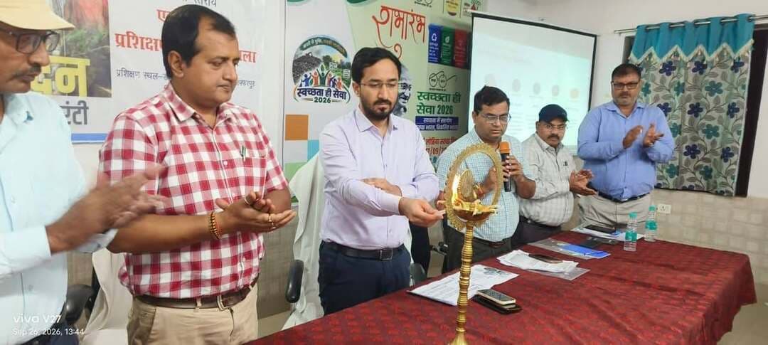 विकसित ग्राम पंचायत योजना अंतर्गत प्रशिक्षण कार्यक्रम
जिला ग्रामीण विकास अभिकरण मुजफ्फरपुर में **विकसित ग्राम पंचायत योजना (VGPP)** से संबंधित प्रशिक्षण कार्यक्रम का आयोजन किया गया, जिसका उद्घाटन **उप विकास आयुक्त, मुजफ्फरपुर** द्वारा किया गया।
प्रशिक्षण कार्यक्रम में **मास्टर ट्रेनर के रूप में कार्यपालक अभियंता, विकसित भारत जी-राम जी तथा कार्यक्रम पदाधिकारी, सरैया एवं गायघाट** द्वारा सभी कार्यक्रम पदाधिकारियों, कनीय अभियंताओं एवं पंचायत तकनीकी सहायकों को **विकसित ग्राम पंचायत योजना, Secure 2.0 मॉड्यूल तथा विकसित भारत जी-राम जी के साथ कन्वर्जेंस के माध्यम से योजनाओं के चयन एवं क्रियान्वयन** के संबंध में विस्तृत प्रशिक्षण प्रदान किया गया।
प्रशिक्षण का उद्देश्य ग्राम पंचायत स्तर पर **योजनाओं के प्रभावी चयन, अभिसरण, गुणवत्तापूर्ण क्रियान्वयन एवं सहभागी योजना निर्माण** की क्षमता को सुदृढ़ करना रहा।