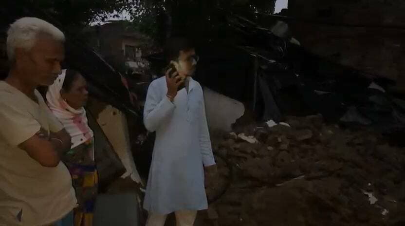 हमीरपुर में बेटी की शादी का सामान मलबे में दबा देख भावुक हुए बउआ ठाकुर.
मूसलाधार बारिश में ढहे मकान, पीड़ित परिवारों के बीच पहुंचे बउआ ठाकुर.