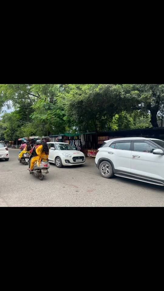 कारगिल चौराहा के पास बने वेंडर जोन बनाकर अधिकारीयों नें आवंटन नही किये तो दुकानदारो नें खुद अपने हिसाब से कब्जा कर बटवारे कर लिया