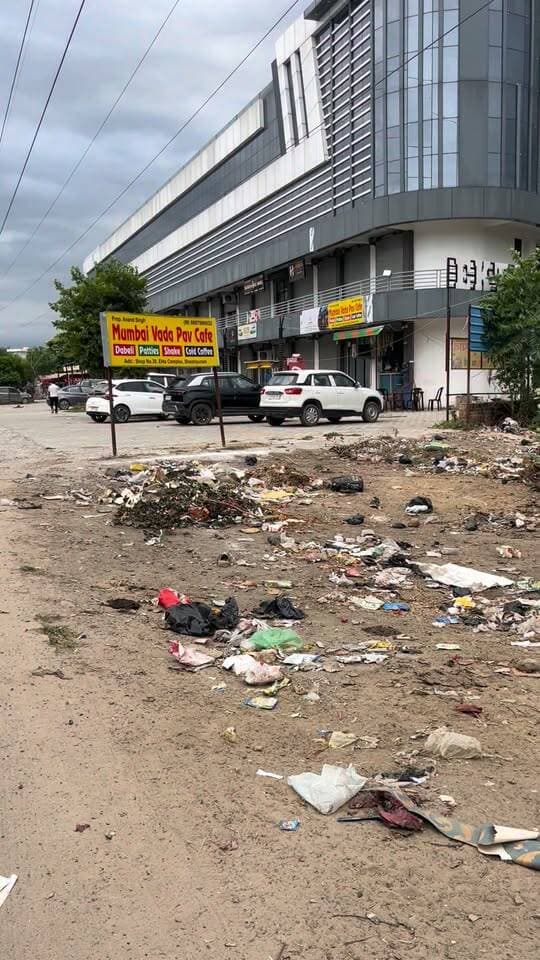 बिल्डर नें अपने स्वार्थ के चलते ग्रीन बेल्ट को खत्म कर market के सामने गाड़ी की पार्किंग बना ली लेकिन जिम्मेदार अधिकारी हरियाली की आँखों पर पट्टी बांधे बैठे देख़ रहे है