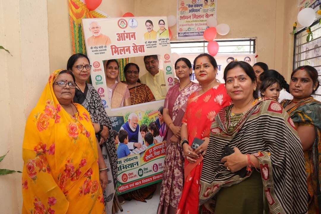 #सेवा_संकल्प_अभियान
प्रभारी मंत्री सुश्री भूरिया मंदसौर के आंगनबाड़ी केंद्र में आंगन मिलन सेवा कार्यक्रम में सम्मिलित हुई
प्रदेश की महिला बाल विकास विभाग मंत्री तथा जिले की प्रभारी मंत्री सुश्री निर्मला भूरिया अपने भ्रमण के दौरान मंदसौर के वार्ड क्रमांक 31 के आंगनबाड़ी केंद्र क्रमांक 2 में आयोजित सेवा संकल्प सप्ताह के अंतर्गत आंगन मिलन सेवा कार्यक्रम में सम्मिलित हुई। इस दौरान विधायक गरोठ श्री चंदरसिंह सिसोदिया, जिला पंचायत अध्यक्ष श्रीमती दुर्गा विजय पाटीदार, जिला पंचायत उपाध्यक्ष श्रीमती मनु प्रिया यादव, पुर्व जिला पंचायत अध्यक्ष श्रीमती प्रियंका मुकेश गिरी गोस्वामी, कलेक्टर श्री दिव्यांक सिंह, जिला कार्यक्रम अधिकारी महिला बाल विकास विभाग सुश्री अंकिता पंड्या, मुख्य चिकित्सा एवं स्वास्थ्य अधिकारी डॉ आर के द्विवेदी आदि उपस्थित रहे
इस अवसर पर आंगनवाड़ी में बच्चों का स्वास्थ्य जांच शिविर आयोजित किया गया। प्रभारी मंत्री ने आंगनबाड़ी केंद्र में उत्कृष्ट कार्य करने वाली आंगनवाड़ी कार्यकर्ता सहायिका आदि को सम्मानित किया, बच्चों को पुरस्कृत किया।
#सेवा_संकल्प_अभियान #SevaSankalpAbhiyan
#Mandsaur
#मंदसौर