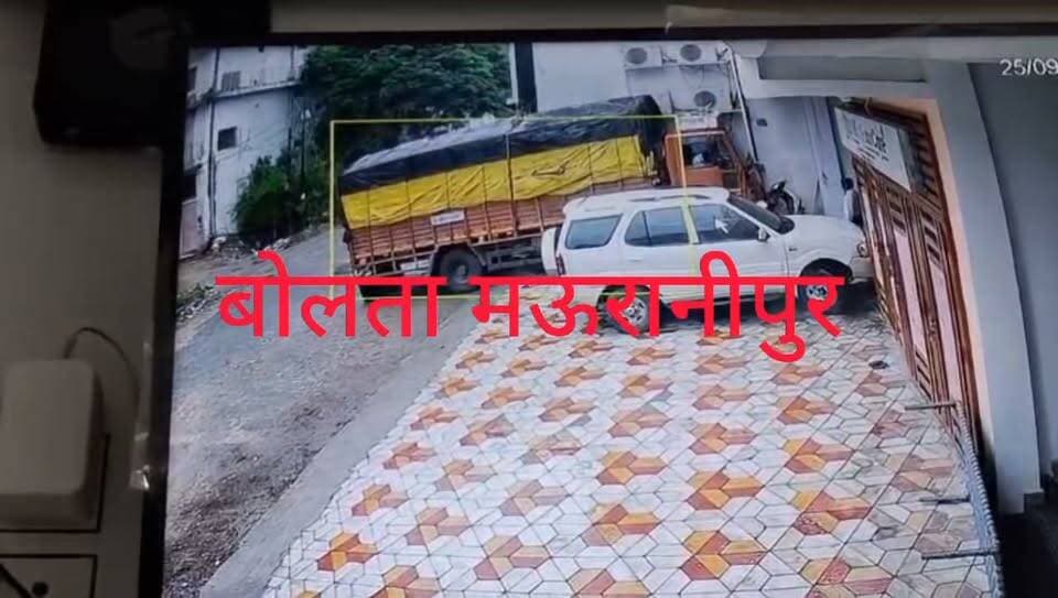 छतरपुर एम पी रिश्तेदार कीअर्थी में कंधा देने जा रहे परिवार पर टूटा कहर भीषण सड़क हादसे में पांच की मौत चालक की हालत गंभीर सभी बिजावर के थे चौका के पास हुआ हादसा वीडियो वायरल