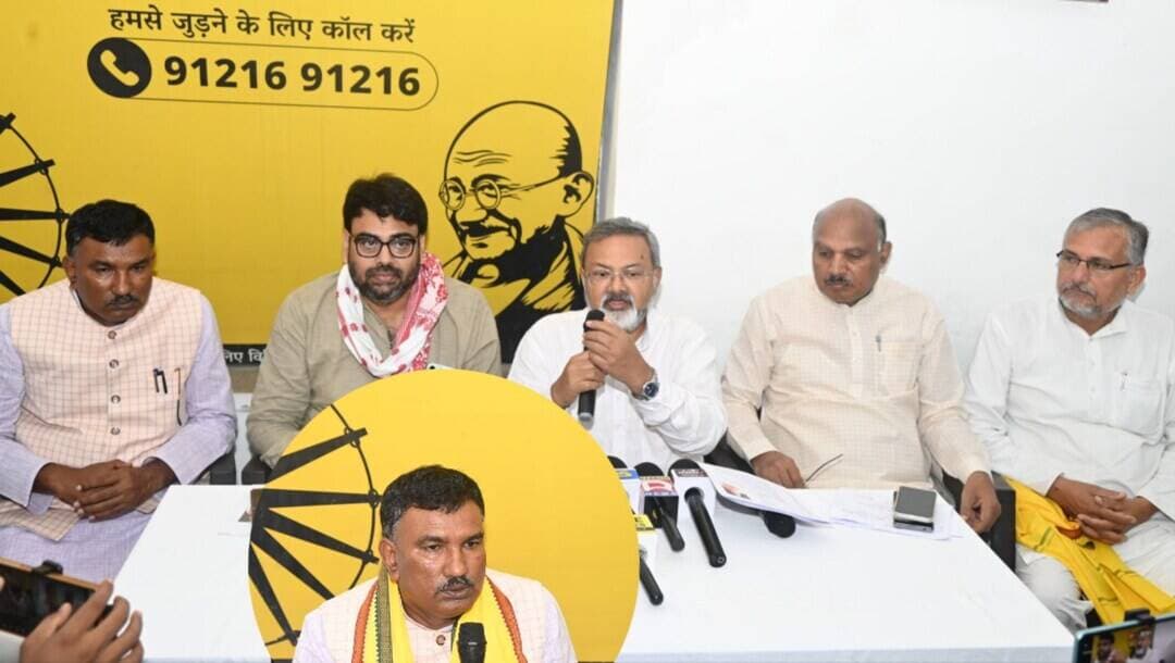 तिरहुत शिक्षक सीट पर जन सुराज का बड़ा ऐलान, श्यामनंदन यादव को बनाया उम्मीदवार
पटना में जन सुराज पार्टी ने तिरहुत शिक्षक निर्वाचन क्षेत्र से अपने उम्मीदवार के नाम का ऐलान कर दिया है। पार्टी के प्रदेश अध्यक्ष मनोज भारती ने प्रेस वार्ता के दौरान पूर्व सैनिक, शिक्षाविद और सामाजिक कार्यकर्ता प्रो. श्यामनंदन कुमार यादव को उम्मीदवार घोषित किया।
मनोज भारती ने कहा कि पार्टी के साथियों की राय और तिरहुत क्षेत्र की भावना को देखते हुए श्यामनंदन यादव के नाम पर निर्णय लिया गया है। उन्होंने बताया कि श्यामनंदन यादव भारतीय सेना में 15 वर्षों तक सेवा दे चुके हैं और उनके छोटे भाई प्रमोद यादव कारगिल युद्ध में शहीद हुए थे, जिन्हें मरणोपरांत सेना मेडल से सम्मानित किया गया।
उम्मीदवार बनाए जाने पर श्यामनंदन यादव ने जन सुराज नेतृत्व के प्रति आभार जताते हुए कहा कि पार्टी ने उन पर जो विश्वास जताया है, उस उम्मीद पर खरा उतरने के लिए वे कदम से कदम मिलाकर चलेंगे।
पार्टी नेता रामबली चंद्रवंशी ने कहा कि जन सुराज लोकतांत्रिक तरीके से उम्मीदवार का चयन करता है। वहीं राष्ट्रीय प्रवक्ता कुमार सौरभ ने शिक्षकों को लेकर मुजफ्फरपुर में दिए गए भूषण झा के कथित बयान को अस्वीकार्य बताया।
श्यामनंदन यादव शिक्षा, तकनीकी प्रशिक्षण और सामाजिक सेवा के क्षेत्र से भी जुड़े रहे हैं।
<nis:link nis:type=tag nis:id=tirhutnow nis:value=TirhutNow nis:enabled=true nis:link/> <nis:link nis:type=tag nis:id=jansuraaj nis:value=JanSuraaj nis:enabled=true nis:link/> <nis:link nis:type=tag nis:id=shyamnandanyadav nis:value=ShyamNandanYadav nis:enabled=true nis:link/> <nis:link nis:type=tag nis:id=tirhutteacherconstituency nis:value=TirhutTeacherConstituency nis:enabled=true nis:link/> <nis:link nis:type=tag nis:id=biharnews nis:value=BiharNews nis:enabled=true nis:link/>