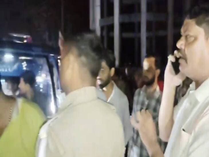 *शाहजहांपुर में 10 घंटे बिजली गुल, लोगों में आक्रोश:* राजघाट पुलिस चौकी के पास सड़क पर सीढ़ी रखकर लगाया जाम, बारिश और हवाओं से बिजली आपूर्ति बाधित