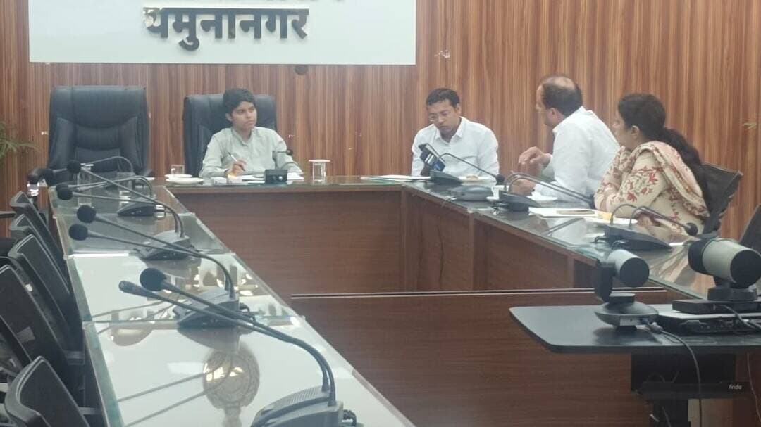 जनसंवाद की राज्य स्तरीय समीक्षा, मुख्यमंत्री ने शिकायतों के शीघ्र समाधान के दिए निर्देश
जन संवाद कार्यक्रम की राज्य स्तरीय समीक्षा, मुख्यमंत्री ने शिकायतों के शीघ्र समाधान के दिए निर्देश
यमुनानगर, 25 सितंबर। (राष्ट्रीय कदम) ब्यूरो: मुख्यमंत्री ने आज वीडियो कांफ्रेंसिंग के माध्यम से जन संवाद कार्यक्रम की राज्य स्तरीय समीक्षा करते हुए प्रदेशभर में प्राप्त जन शिकायतों एवं समस्याओं के समाधान की प्रगति की समीक्षा की। उन्होंने अधिकारियों को निर्देश दिए कि नागरिकों द्वारा दर्ज कराई गई शिकायतों को गंभीरता से लेते हुए उनका निर्धारित समय सीमा में प्राथमिकता के आधार पर समाधान सुनिश्चित किया जाए।
मुख्यमंत्री ने कहा कि जन संवाद सरकार और आमजन के बीच सीधा संवाद स्थापित करने का महत्वपूर्ण माध्यम है। इसका उद्देश्य लोगों की समस्याओं को सुनना ही नहीं, बल्कि उनका प्रभावी एवं समयबद्ध समाधान सुनिश्चित करना भी है। उन्होंने अधिकारियों को निर्देश दिए कि शिकायतों के निस्तारण में अनावश्यक देरी न हो और प्रत्येक शिकायत की नियमित रूप से मॉनिटरिंग की जाए। वीडियो कॉन्फ्रेंस के दौरान मुख्यमंत्री ने जिला वार शिकायतों की स्थिति, उनके निपटारे तथा लंबित मामलों की समीक्षा की। उन्होंने कहा कि जिन मामलों में विभिन्न विभागों के बीच समन्वय की आवश्यकता है, उनमें आपसी तालमेल से शीघ्र कार्रवाई की जाए। उन्होंने अधिकारियों को यह भी सुनिश्चित करने के निर्देश दिए गए कि शिकायतकर्ता को समाधान की स्थिति से अवगत कराया जाए। मुख्यमंत्री ने अधिकारियों को निर्देश दिए कि जिन लोगों के मकान की किस जारी नहीं की गई उनके लिए तुरंत राशि जारी की जाए अधिकारी यह भी सुनिश्चित करें कि जिन कार्यों के लिए बजट जारी हो चुका है उन कार्यों को जल्द से जल्द पूरा करें और जिन कार्यों के टेंडर लगाए जाने हैं उनके टेंडर भी जल्द से जल्द लगाई जाए किसी भी अधिकारी या कार्य में आना आवश्यक देरी ना करें तेजी से कार्य करें
मुख्यमंत्री ने कहा कि सुशासन का मूल उद्देश्य आम नागरिक को सरल, पारदर्शी और समयबद्ध सेवाएं उपलब्ध करवाना है। इसलिए प्रशासनिक अधिकारियों को जन शिकायतों के प्रति संवेदनशील रवैया अपनाते हुए लोगों की समस्याओं का समाधान करना चाहिए। उन्होंने अधिकारियों को निर्देश दिए कि जन संवाद के माध्यम से प्राप्त शिकायतों को केवल औपचारिक कार्रवाई तक सीमित न रखा जाए, बल्कि मौके पर जाकर वास्तविक स्थिति की जांच करते हुए स्थायी समाधान सुनिश्चित किया जाए। साथ ही, बार-बार सामने आने वाली समस्याओं के मूल कारणों की पहचान कर उनके स्थायी समाधान की दिशा में भी कार्य किया जाए। मुख्यमंत्री ने सभी विभागों के अधिकारियों को निर्देश दिए कि वह जनता की फाइलों को इधर-उधर ना भेजें प्रदेश में जो विकास कार्य होने हैं उन्हें तुरंत पूरा करें मुख्यमंत्री ने स्वयं लोगों द्वारा भेजी गई शिकायतों को पढ़ा और संबंधित अधिकारियों को सख्त निर्देश दिए कि वह इन समस्याओं को समाधान जल्द से जल्द करें जो अधिकारी लोगों की समस्याओं के समाधान में होता ही करेगा उसके खिलाफ सख्त कार्रवाई अमल में लाई जाएगी। उन्होंने कहा कि यदि हम समय रहते लोगों द्वारा दी गई शिकायत वह समस्याओं पर नजर डालें तो काफी हद तक इन समस्याओं को समाधान जल्दी हो सकता है।
उपायुक्त प्रीति ने कहा कि आमजन की समस्याओं का प्रभावी एवं समयबद्ध समाधान जिला प्रशासन की सर्वोच्च प्राथमिकता है। सभी विभागों के अधिकारी आपसी समन्वय के साथ लंबित शिकायतों का प्राथमिकता के आधार पर निपटान सुनिश्चित करें, ताकि लोगों को अपनी समस्याओं के समाधान के लिए अनावश्यक परेशानी न उठानी पड़े। उन्होंने अधिकारियों को निर्देश दिए कि शिकायतों के संबंध में एक्शन टेकन रिपोर्ट (एटीआर) भी निर्धारित समयावधि में भेजना सुनिश्चित करें। बैठक के दौरान उपायुक्त प्रीति ने विभागवार शिकायतों की समीक्षा करते हुए संबंधित अधिकारियों से लंबित मामलों की स्थिति की जानकारी ली। उन्होंने कहा कि सभी अधिकारी अपने-अपने विभाग से संबंधित शिकायतों का गंभीरता से संज्ञान लेते हुए उनका जल्द समाधान करवाएं। जिन मामलों में एक से अधिक विभागों का समन्वय आवश्यक है, उनमें आपसी तालमेल के साथ कार्रवाई करते हुए शिकायतकर्ता को समयबद्ध समाधान उपलब्ध करवाया जाए। इस अवसर पर नगराधीश पीयूष गुप्ता जिला विकास एवं पंचायत अधिकारी नरेंद्र कुमार सहित अन्य संबंधित अधिकारी मौजूद रहे।