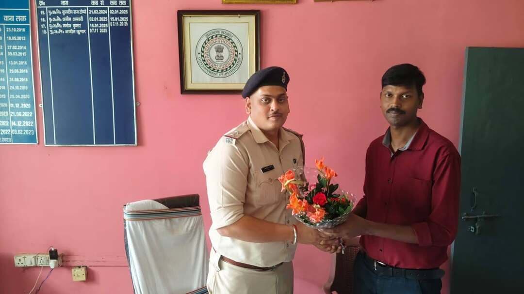 लोहरदगा के विभिन्न थाना क्षेत्रों में नए थाना प्रभारियों ने संभाला पदभार
अब जनता की नजर नए थाना प्रभारियों के कामकाज पर है। कानून-व्यवस्था के साथ आम लोगों से संवाद, शिकायतों पर त्वरित कार्रवाई और सभी समुदायों के बीच आपसी सौहार्द व विश्वास बनाए रखने की चुनौती भी उनके सामने होगी।
जनता से सवाल:
आपके क्षेत्र में नए थाना प्रभारी से सबसे बड़ी उम्मीद क्या है?
👉 आम जनता से बेहतर संवाद
👉 शिकायतों पर त्वरित कार्रवाई
👉 निष्पक्ष पुलिसिंग
👉 आपसी सौहार्द और शांति बनाए रखना
👉 अपराध पर प्रभावी नियंत्रण
आप अपनी राय कमेंट में जरूर बताएं।
#lohardaganews
#jharkhandnews