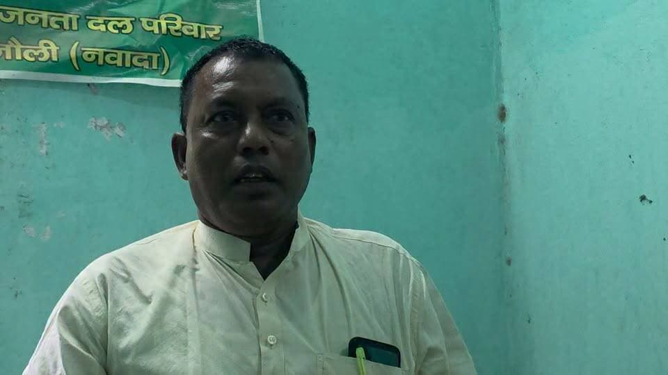 राष्ट्रीय जनता दल के प्रधान कार्यालय रजौली में रजौली दक्षिणी जिला परिषद सदस्य सेवालाल राजवंशी ने स्नातक उम्मीदवार दिलीप कुमार के पक्ष में लोगों को संबोधित करते हुए