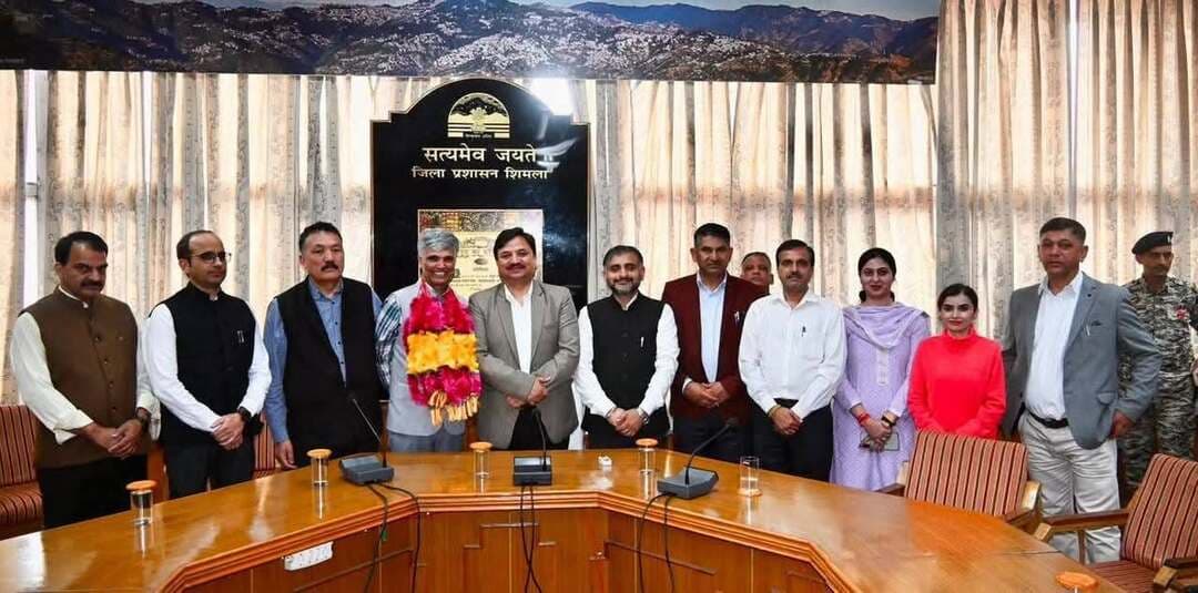 SDM शिमला ग्रामीण मंजीत शर्मा हुए सेवानिवृत
उपमंडल दण्डाधिकारी शिमला ग्रामीण मंजीत शर्मा के सेवानिवृत्ति के उपलक्ष में जिला प्रशासन शिमला द्वारा विदाई समारोह आयोजित किया गया। समारोह में उपायुक्त शिमला अनुपम कश्यप, अतिरिक्त जिला दंडाधिकारी (प्रोटोकॉल) ज्ञान सागर नेगी, अतिरिक्त जिला दंडाधिकारी (कानून एवं व्यवस्था) पंकज शर्मा, उपमंडल दंडाधिकारी शिमला शहरी सनी शर्मा तथा जिला प्रशासन के विभिन्न विभागों के वरिष्ठ अधिकारी एवं कर्मचारी उपस्थित रहे। मंजीत शर्मा 30 सितम्बर को सेवानिवृत हो रहे हैं।
इस अवसर पर उपायुक्त शिमला सहित उपस्थित अधिकारियों ने मंजीत शर्मा को सम्मानित कर उनके दीर्घ एवं समर्पित सेवाकाल के लिए आभार व्यक्त किया तथा उनके स्वस्थ, सुखद एवं उज्ज्वल भविष्य की कामना की।
उपायुक्त ने मंजीत सिंह के सेवाकाल के दौरान उनके द्वारा निभाई गई प्रशासनिक जिम्मेदारियों एवं योगदान की सराहना करते हुए कहा कि उन्होंने अपने दायित्वों का निर्वहन पूरी निष्ठा, लगन एवं समर्पण के साथ किया। उनके अनुभव एवं कार्य के प्रति प्रतिबद्धता से जिला प्रशासन को सदैव लाभ मिला।
समारोह के दौरान जिला प्रशासन के अधिकारियों एवं कर्मचारियों ने मंजीत शर्मा के साथ अपने सेवाकाल के अनुभव साझा किए तथा उनके आगामी जीवन के लिए उत्तम स्वास्थ्य, सुख-समृद्धि एवं दीर्घायु की कामना की। उपस्थित अधिकारियों ने उनके बेहतर स्वास्थ्य एवं खुशहाल जीवन के लिए प्रार्थना भी की।
इस अवसर पर सेवानिवृत्त हो रहे एसडीएम मंजीत शर्मा ने जिला प्रशासन के अधिकारियों एवं कर्मचारियों द्वारा दिए गए स्नेह, सम्मान एवं सहयोग के लिए आभार व्यक्त किया। उन्होंने कहा कि सरकारी सेवा के दौरान उन्हें विभिन्न पदों पर कार्य करते हुए अनेक महत्वपूर्ण अनुभव प्राप्त हुए, जिन्हें वे सदैव स्मरण रखेंगे।
जिला प्रशासन के अधिकारियों एवं कर्मचारियों ने मंजीत शर्मा को उनके आगामी जीवन के लिए शुभकामनाएं प्रेषित कीं।