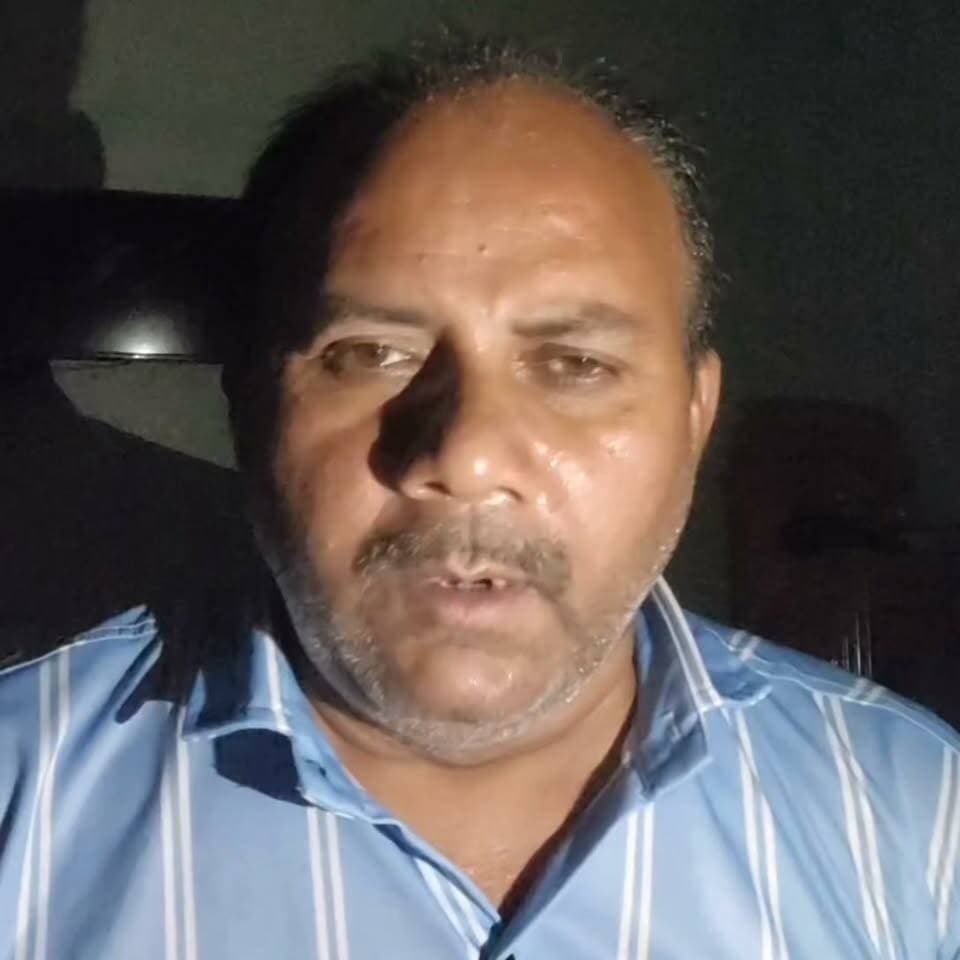 मित्रों ये वीडियो मैंने कल रात पोस्ट किया, लेकिन 4 दिनों से चल रही बिजली की दिक्क़तों और खराब मौसम के चलते बंद पड़े मोबाइल टावर की वजह से ये वीडियो रात में पोस्ट नहीं हो पाया, इसलिए समय का शहर में 24 घंटे से बढ़कर 36 घंटे और देहात क्षेत्र में 72 घंटे से बंद बिजली को लेकर ये सवाल गोंडा में पावर कारपोरेशन के जिम्मेदारों से तो पूछना बनता ही है।