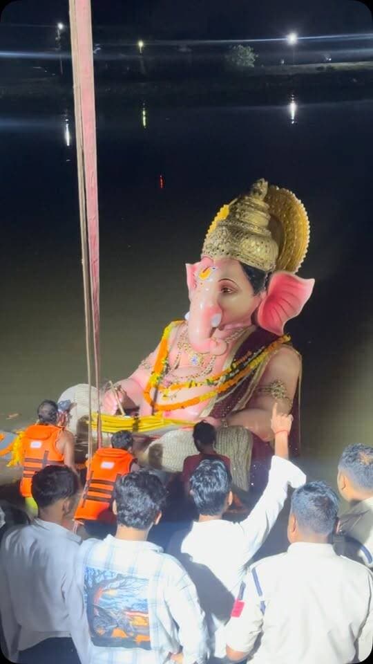 अब मेरे बाप्पा को अलविदा कहने का समय आ गया है… 😢🙏🏻
गणपति बप्पा, अगले बरस तू फिर जल्दी आना… ❤️🌺
गणपति बप्पा मोरया! 🙏🏻🚩🌺
मंगल मूर्ति मोरया! 🥹❤️✨
#ganpatibappamorya #ganpatibappa #ganeshutsav #ganpativisarjan