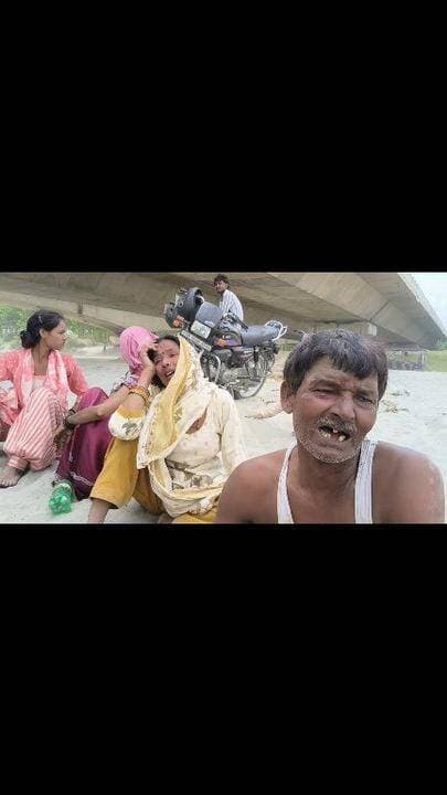यमुना में डूबे छात्र विमल की तलाश, जुनेद ने विमल के चचेरे भाई विवेक को बचाया
-ऑक्सीजन खत्म होने से सर्च अभियान रुका, यमुना किनारे बिलखते रहे परिजन
शामली के कैराना में परिवार के साथ यमुना नदी में स्नान करने पहुंचे 11वीं कक्षा के छात्र विमल और उसके नौ वर्षीय चचेरे भाई विवेक के गहरे पानी में डूबने से हड़कंप मच गया। दोनों को डूबता देख हरियाणा के गांव रामड़ा आर निवासी जुनेद पुत्र जब्बार ने नदी में उतरकर विवेक को सकुशल बचा लिया, जबकि विमल का कोई सुराग नहीं लग सका। निजी गोताखोरों ने उसकी तलाश में सर्च अभियान चलाया, लेकिन सिलेंडर में ऑक्सीजन खत्म होने के कारण अभियान बीच में रोकना पड़ा।
दरअसल मूल रूप से ग्राम मंसापुरा, थाना अलीगंज, जनपद बरेली निवासी परिवार वर्तमान में तहसील कैंप, पानीपत में रहता है। परिवार के सदस्य भाद्रपद शुक्ल पक्ष की पूर्णिमा के अवसर पर यमुना में स्नान करने पहुंचे थे। इसी दौरान विमल पुत्र नरदेव और विवेक पुत्र अरविंद हरियाणा की ओर स्नान करते हुए गहरे पानी में चले गए।
दोनों को डूबता देखकर किनारे मौजूद जुनेद ने तत्काल नदी में छलांग लगाई और विवेक को सुरक्षित बाहर निकाल लिया। विमल गहरे पानी में लापता हो गया। इसके बाद यमुना घाट पर तैनात निजी गोताखोर साजिद और उनकी टीम ने उसकी तलाश शुरू की। काफी प्रयास के बाद भी सफलता नहीं मिली। इसी बीच गोताखोरों के सिलेंडर में ऑक्सीजन समाप्त होने पर सर्च अभियान रोक दिया गया। ऑक्सीजन की व्यवस्था के लिए टीम पानीपत रवाना हुई।
सूचना पर कोतवाली प्रभारी निरीक्षक सतीश कुमार, यमुना ब्रिज चौकी प्रभारी अखिलेश कुमार, कांस्टेबल रामकुमार सहित पुलिसकर्मी मौके पर पहुंचे।
विमल 11वीं कक्षा का छात्र है। उसके पिता नरदेव पानीपत में रिक्शा चलाकर परिवार का पालन-पोषण करते हैं। पिता नरदेव, माता सरवेस, बहन अंशु और भाई अरुण यमुना किनारे विमल की सकुशल बरामदगी की आस लगाए बैठे रहे। वहीं विवेक के पिता अरविंद, माता सीला और भाई अनमोल व आयुष भी मौके पर मौजूद रहे। हादसे के बाद परिजनों का रो-रोकर बुरा हाल है।
आपका अपना शहर Aapka Apna Shahar