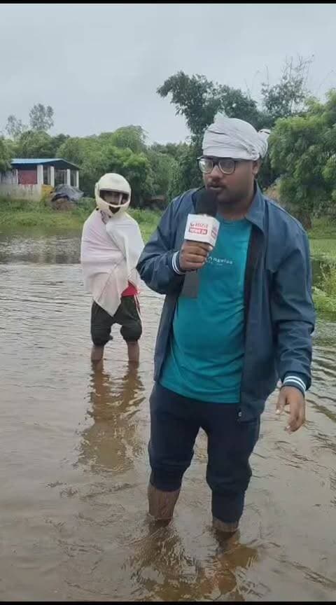 उन्नाव के बांगरमऊ तहसील क्षेत्र के अंतर्गत ग्राम पंचायत तातियापुर के मुख्य मार्ग पर बाढ़ और बारिश का पानी सड़क पर करीब 2 फीट तक भर गया है जिससे राहगीरों और ग्रामीणों आने जाने में हो रही काफी परेशानी करीब सैकड़ो बीघा धान जलमग्न
ग्रामीणों ने लगाई प्रशासन से मदद की गुहार
