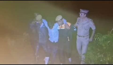 BREAKING NEWS | उन्नाव
उन्नाव में पुलिस मुठभेड़, हत्या के प्रयास का आरोपी गिरफ्तार
सदर कोतवाली पुलिस,SOG और सर्विलांस टीम की संयुक्त कार्रवाई।
हत्या के प्रयास के आरोपी शहबान से पुलिस की मुठभेड़
नादा खेड़ा गांव में घेराबंदी के दौरान आरोपी शहबान ने पुलिस टीम पर की फायरिंग ,जवाबी कार्रवाई में आरोपी के दाहिने पैर में लगी गोली
घायल आरोपी को इलाज के लिए जिला अस्पताल भेजा गया
25 सितंबर की रात, सिकंदरपुर सरोसी निवासी नरेश जायसवाल पर चाकू से हमला करने का आरोप
हमले में नरेश का गला गंभीर रूप से कटा , जिला अस्पताल से नरेश को हैलेट अस्पताल कानपुर किया गया रेफर |
आरोपी के कब्जे से 315 बोर का अवैध तमंचा, एक खोखा और एक जिंदा कारतूस बरामद
कोतवाली सदर में हत्या के प्रयास का मुकदमा दर्ज
पुलिस के मुताबिक आरोपी का पूर्व में भी गंगाघाट थाने में दर्ज है आपराधिक इतिहास |
पुलिस की ओर से आगे की कानूनी कार्रवाई जारी |