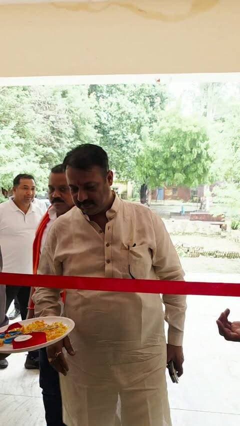🌿 सेवा ही संकल्प, जनहित ही प्राथमिकता 🌿
नेवादा ब्लॉक में सेवा सेतु शिविर का शुभारंभ — पात्रों तक योजनाओं का लाभ पहुंचाने की पहल
प्रधानमंत्री नरेंद्र मोदी के जन्मदिवस के उपलक्ष्य में चल रहे सेवा संकल्प अभियान के तहत नेवादा ब्लॉक परिसर में सात दिवसीय सेवा सेतु शिविर का शुभारंभ ब्लॉक प्रमुख प्रतिनिधि संदीप मिश्रा ने किया।
संदीप मिश्रा ने शिविर के माध्यम से ग्रामीणों को सरकारी योजनाओं से जोड़ने, पात्र लाभार्थियों तक सुविधाएं पहुंचाने और जरूरतमंदों की समस्याओं के समाधान पर जोर दिया।
कार्यक्रम में विभिन्न विभागों के स्टॉल लगाकर फार्मर रजिस्ट्री, शिक्षा, स्वास्थ्य और पिछड़ा वर्ग कल्याण सहित कई योजनाओं की जानकारी एवं सेवाएं उपलब्ध कराई गईं।
वहीं महिलाओं के सम्मान के साथ बच्चियों का अन्नप्राशन और महिलाओं की गोदभराई कराई गई। जरूरतमंद बच्चों को उपहार एवं खिलौने भी वितरित किए गए।
संदीप मिश्रा ने कहा कि—
“सरकारी योजनाओं का वास्तविक �