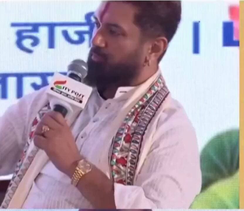 कभी चिराग पासवान को देखकर लगता है—ये बंदा राजनीति के लिए बना ही नहीं है।
फिर इनका कोई बयान सुनिए… और लगता है—अरे, ये बंदा तो राजनीति के लिए ही बना है!
इतनी बेबाकी, इतनी साफगोई और बिना किसी लाग-लपेट के बात कहने का अंदाज़…
चिराग को समझना आसान नहीं है, लेकिन नज़रअंदाज़ करना भी मुश्किल है। #bihar