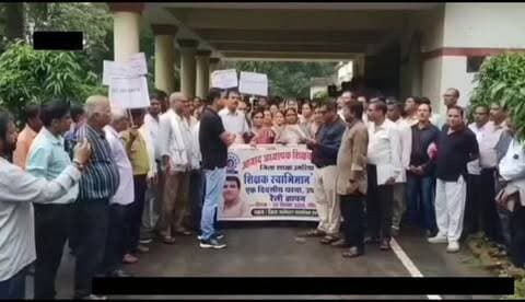 उमरिया जिले में सभी शिक्षक संगठनों ने अपनी मांगों को लेकर सौपा ज्ञापन..
