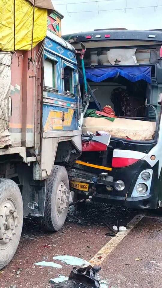 बारा: उमापुर टोल प्लाजा के पास खड़ी बस में ट्रक ने मारी टक्कर, 13 घायल, इलाज के लिए भेजें गए, जांच में जुटी पुलिस।।
#umapur_toll_plaza #hadsa #BaraNews