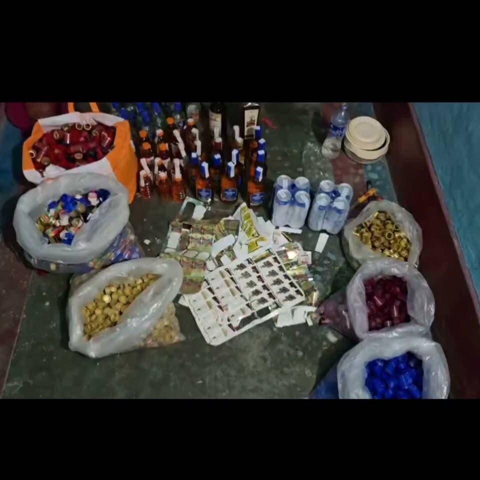 सूरजपुर में मिलावटी शराब का भंडाफोड़, 2500 नकली ढक्कन और 200 रैपर जब्त
#chhattisgarh