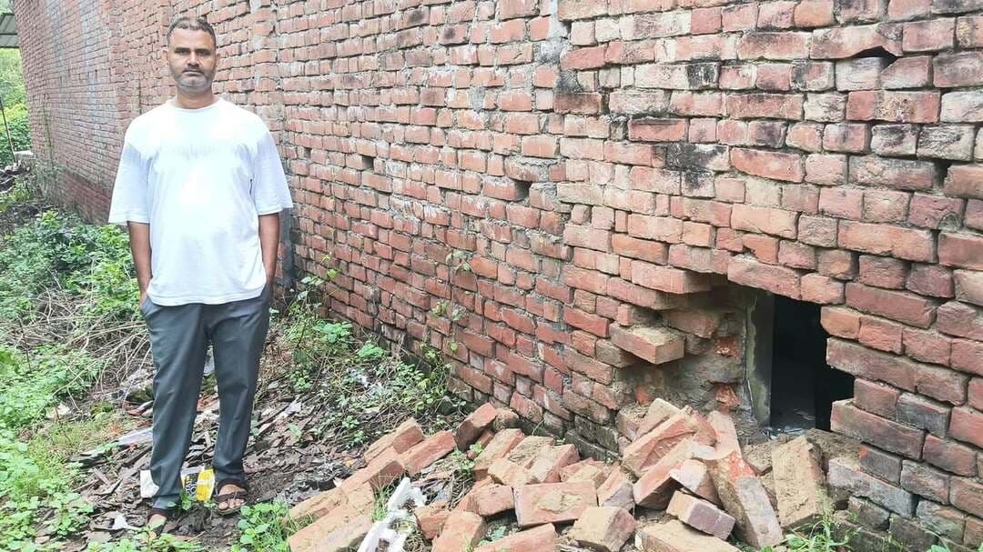 बेखौफ चोरों ने बीती रात तीन दुकान में घुस के नगदी व अन्य सामान किया साफ, दुकानदारों में हड़कंप
प्रतापगढ़ जनपद के रानीगंज थाना क्षेत्र के नगर पंचायत कस्बा के दरियापुर पावर हाउस पर एक रेता सीमेंट की दुकान , फर्नीचर की दुकान, आटा चक्की की दुकान पर बेखौफ चोरों ने चोरी की सुबह व्यापारियों की जानकारी होने पर हड़कंप
जानकारी के अनुसार दरियापुर पावर हाउस पर स्थित इरशाद सीमेंट एजेंसी पर देर रात अज्ञात चोरों ने पीछे के रस्ते से अंदर आ कर गल्ले में रखा 15 से 20 हजार रुपए नगद और सीसीटीवी कैमरा का DBR बैंक के अन्य जरूरी कागजात उठा ले गए
वही बगल हाफिज जी फर्नीचर दुकान पर सेंध लगा अंदर घुसे चोरों ने 30 हजार नगद, रांदा मशीन, कटर मशीन अन्य सामान समेत कर। फरार हो गये वही बगल सद्दाम अंसारी आटा चक्की मशीन के सामने शटर तोड़ घुसे लेकिन कुछ मिला नहीं वही पीछे एक मकान में भी चोर घुसे जो अधिवक्ता मो जीशान का है लेकिन कुछ ले जा नहीं सके। सूचना पर डायल 112 व कस्बा चौकी इंचार्ज अंकित श्रीवास्तव पहुंचे मामले की जाँच पड़ताल कर रहे।