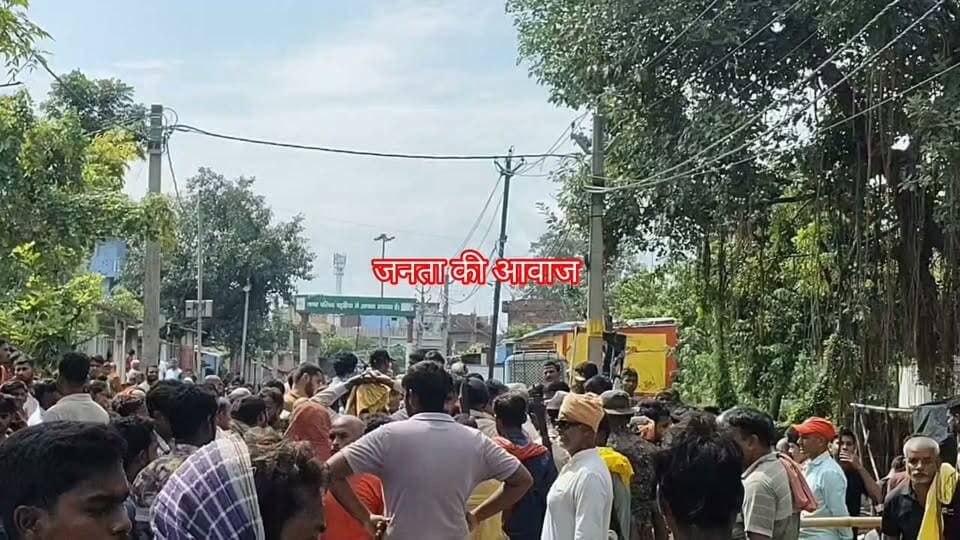 पंचमहला थाना क्षेत्र में बीती रात्रि हुई हत्या के मामले को लेकर परिजनों ने फिर किया NH 80 सड़क को जाम,, लगी वाहनों की लंबी कतार....
#पंचमहला