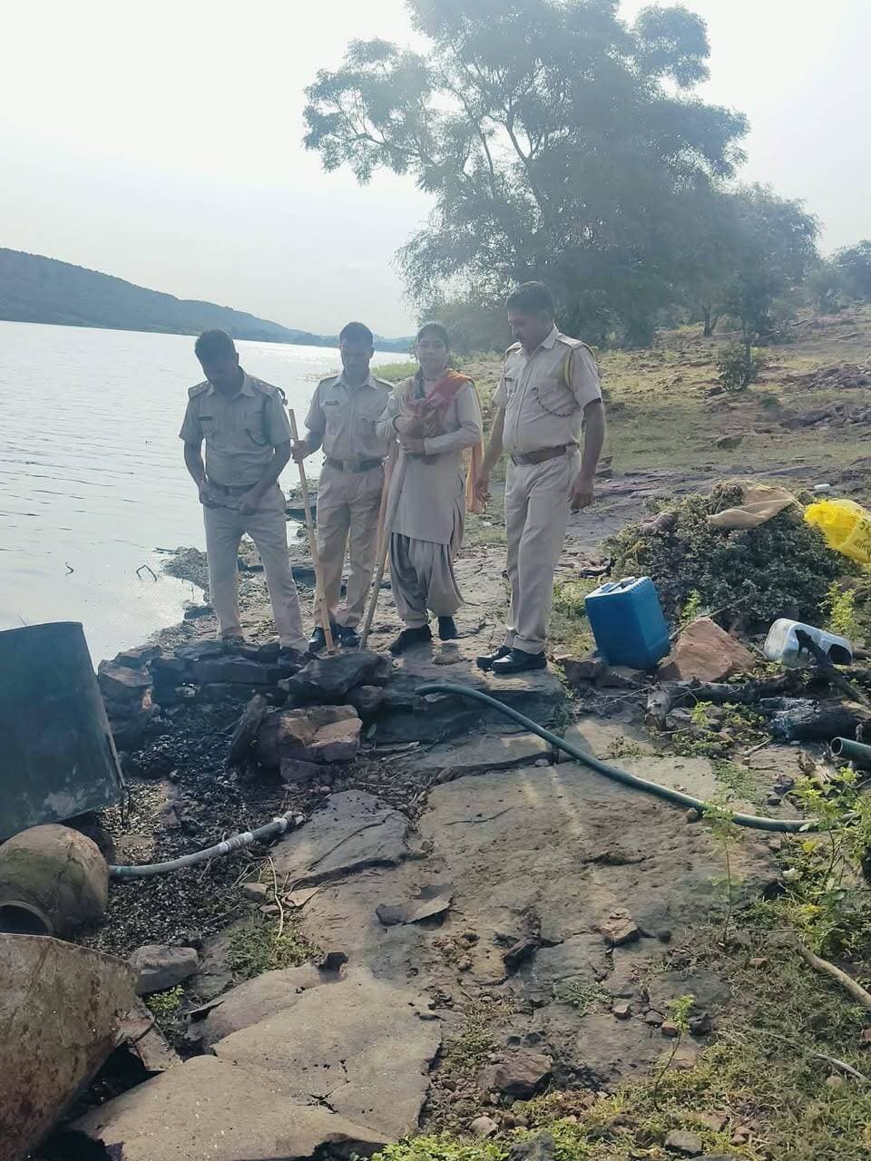 अवैध शराब के खिलाफ विशेष अभियान जारी, 970 मामले दर्ज
385 आरोपी गिरफ्तार, लाखों लीटर वॉश और शराब की भट्टियां नष्ट ।
जयपुर/उदयपुर - आबकारी आयुक्त नमित मेहता के निर्देशन में प्रदेशभर में अवैध मदिरा के निर्माण, भंडारण, परिवहन और बिक्री के खिलाफ विशेष निरोधात्मक अभियान चलाया जा रहा है। अभियान के तहत आबकारी विभाग की टीमों द्वारा नाकाबंदी, गश्त और दबिश की कार्रवाई लगातार की जा रही है। कार्रवाई के दौरान हथकड़ शराब, वॉश और अन्य राज्यों से लाई गई अवैध मदिरा को जब्त किया जा रहा है।
970 अभियोग दर्ज, 385 गिरफ्तार
आबकारी विभाग के अनुसार, 25 सितंबर 2026 तक अभियान के तहत प्रदेशभर में 970 अभियोग दर्ज किए गए हैं। कार्रवाई के दौरान 385 आरोपियों को गिरफ्तार किया गया है।
विभाग ने कार्रवाई में 2,597 लीटर देशी मदिरा, जिसकी अनुमानित कीमत 7 लाख 11 हजार 715 रुपये, 10,456 लीटर भारत निर्मित विदेशी मदिरा, जिसकी कीमत करीब 1 करोड़ 4 लाख 18 हजार 910 रुपये, तथा 1,242 लीटर बीयर, जिसकी कीमत 2 लाख 81 हजार 294 रुपये बताई गई है, जब्त की है।
इसके अलावा 8,176 लीटर हथकड़ शराब और 350 लीटर स्प्रिट भी जब्त की गई। अभियान के दौरान करीब 2 लाख 97 हजार 244 लीटर वॉश नष्ट किया गया। अवैध मदिरा से जुड़े मामलों में एक बड़े वाहन, 8 चार पहिया वाहनों और 29 दुपहिया वाहनों सहित कुल 38 वाहन जब्त किए गए हैं।
जेसीबी से नष्ट की वॉश और शराब की भट्टियां
जयपुर ग्रामीण क्षेत्र के चाकसू स्थित बागरिया सीतारामपुरा और सम्बरिया में आबकारी टीम ने दबिश देकर करीब 25 हजार लीटर वॉश और 13 पुरानी पक्की शराब की भट्टियों को जेसीबी की मदद से नष्ट किया।
भरतपुर के छापर मोहल्ला, कुम्हेर और डीग क्षेत्र में कार्रवाई के दौरान 7 हजार लीटर वॉश और 14 शराब की भट्टियां नष्ट की गईं। इस कार्रवाई में 5 अभियोग दर्ज किए गए।
चित्तौड़गढ़ में 1 हजार लीटर वॉश नष्ट करने के साथ 22 बोतल हथकड़ मदिरा जब्त की गई। झालावाड़ में 250 लीटर वॉश नष्ट किया गया। वहीं बयाना में 800 लीटर वॉश और 3 शराब की भट्टियां नष्ट की गईं। कार्रवाई के दौरान उत्तर प्रदेश में बिक्री के लिए निर्धारित 88 टेट्रा पैक अंगूरी देशी मदिरा भी जब्त की गई।
आबकारी विभाग के अनुसार, प्रदेश के सभी जिलों में विशेष निरोधात्मक अभियान के तहत नाकाबंदी, दबिश और सघन गश्त जारी है। अतिरिक्त आबकारी आयुक्त जोन, आबकारी उपायुक्त, जिला आबकारी अधिकारी, आबकारी निरीक्षक और आबकारी निरोधक दलों द्वारा अवैध मदिरा के खिलाफ कार्रवाई की जा रही है।
#अवैधशराब #शराबतस्करी #आबकारीविभाग #विशेषअभियान #राजस्थान #उदयपुर #जयपुरग्रामीण #भरतपुर #चित्तौड़गढ़ #झालावाड़ #अवैधमदिरा #शराबजब्ती #पुलिसकार्रवाई #नशामुक्तिअभियान #कानूनव्यवस्था #नमितमेहता