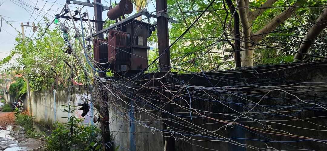मौर्य नगर में मकड़जाल की तरह फैले बिजली के तार, हादसे की आशंका
जहानाबाद : शहर के मौर्य नगर मोहल्ले में बिजली के तारों का जाल स्थानीय लोगों के लिए परेशानी का सबब बना हुआ है। मोहल्ले में जगह-जगह बिजली के टोका फंसाकर लगाए गए तार मकड़जाल की तरह फैले हुए हैं। कई स्थानों पर तार काफी नीचे तक झूल रहे हैं। इससे मोहल्ले के लोगों को रास्ते से आने-जाने में दुर्घटना की आशंका बनी रहती है।
स्थानीय निवासी सोनू कुमार, अजीत कुमार, गुड्डू कुमार और विश्वनाथ प्रसाद ने बताया कि मोहल्ले में बिजली के तारों की स्थिति काफी खराब है। कई जगह तार एक-दूसरे के ऊपर से गुजर रहे हैं। कुछ तार जमीन से करीब पांच मीटर की ऊंचाई पर झूल रहे हैं। ऐसे में हवा चलने या किसी अन्य कारण से तार नीचे आने पर गंभीर हादसा हो सकता है।
लोगों का कहना है कि मोहल्ले में बच्चे भी खेलते हैं। तारों के इस तरह फैले रहने से अभिभावकों को हमेशा बच्चों की सुरक्षा की चिंता बनी रहती है। रास्ते से गुजरने वाले लोगों को भी ऊपर झूल रहे तारों को देखकर सावधानी बरतनी पड़ती है। स्थानीय लोगों ने बिजली विभाग से तारों को व्यवस्थित कराने और अवैध टोका कनेक्शन की जांच कर आवश्यक कार्रवाई करने की मांग की है।
मोहल्लेवासियों के अनुसार, लंबे समय से इस समस्या की ओर विभाग का ध्यान आकृष्ट कराया जा रहा है, लेकिन स्थिति में अपेक्षित सुधार नहीं हुआ है। लोगों का आरोप है कि बिजली के तारों के इस मकड़जाल के कारण कभी भी अप्रिय घटना हो सकती है।
इस संबंध में बिजली विभाग के एसडीओ से संपर्क करने का प्रयास किया गया, लेकिन उनसे संपर्क नहीं हो सका। स्थानीय लोगों ने विभाग के वरीय अधिकारियों से मामले का निरीक्षण कर जर्जर और नीचे झूल रहे तारों को दुरुस्त कराने तथा बिजली आपूर्ति व्यवस्था को सुरक्षित बनाने की मांग की है।
#जहानाबाद #CrimeNews #jehanabad #सीएमओ #वीडियोवायरल #जहानाबादडीएम #parsabigha #डायल112 #जहानाबादलाइव #JahanabadLive