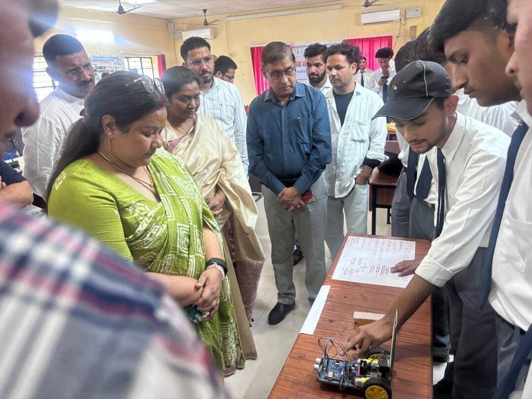 सेवा संकल्प महोत्सव एवं फार्मेसी वीक में विद्यार्थियों ने दिखाई प्रतिभा, प्रोजेक्ट्स ने बटोरी सराहना
श्रीनगर। राजकीय पॉलिटेक्निक श्रीनगर में सेवा संकल्प महोत्सव एवं फार्मेसी वीक के अंतर्गत भाषण, प्रोजेक्ट, ड्राइंग, पोस्टर एवं साइटून प्रतियोगिताओं का आयोजन उत्साहपूर्ण वातावरण में किया गया। भाषण प्रतियोगिता की थीम ‘विकसित भारत 2047 एवं विकसित उत्तराखंड 2047’ रखी गई। विद्यार्थियों ने विषय पर अपने विचार प्रस्तुत करते हुए देश एवं प्रदेश के विकास, आत्मनिर्भरता, तकनीकी प्रगति, शिक्षा, रोजगार एवं सामाजिक जिम्मेदारी से जुड़े विभिन्न पहलुओं पर अपने विचार एवं सुझाव साझा किए।
प्रोजेक्ट प्रतियोगिता में विभिन्न शाखाओं के विद्यार्थियों ने नवाचारपूर्ण मॉडल एवं प्रोजेक्ट प्रस्तुत कर तकनीकी दक्षता, रचनात्मक सोच एवं नवाचार क्षमता का प्रदर्शन किया। प्रतियोगिता में प्रथम स्थान मैकेनिकल इंजीनियरिंग शाखा, द्वितीय स्थान कंप्यूटर साइंस एंड इंजीनियरिंग शाखा को प्राप्त हुआ, जबकि तृतीय स्थान आईटी शाखा के दो प्रोजेक्ट्स को संयुक्त रूप से प्रदान किया गया।
विभिन्न प्रतियोगिताओं में भी विद्यार्थियों ने उत्कृष्ट प्रदर्शन किया। भाषण प्रतियोगिता में सिविल तृतीय वर्ष की सानिया नेगी, ड्राइंग प्रतियोगिता में मैकेनिकल द्वितीय वर्ष के नमन दत्त, पोस्टर प्रतियोगिता में सिविल तृतीय वर्ष की प्रियांशा रावत तथा साइटून प्रतियोगिता में फार्मेसी प्रथम वर्ष की निशा ने प्रथम स्थान प्राप्त किया।
कार्यक्रम में मुख्य अतिथि के रूप में श्रीनगर नगर निगम की महापौर श्रीमती आरती भंडारी उपस्थित रहीं। उन्होंने विद्यार्थियों की प्रतिभा एवं रचनात्मक प्रयासों की सराहना करते हुए उन्हें शिक्षा के साथ समाज एवं राष्ट्र के विकास में सक्रिय भूमिका निभाने के लिए प्रेरित किया।
इस अवसर पर श्री लखपत भंडारी ने भी विद्यार्थियों को संबोधित किया और उनके तकनीकी कौशल एवं नवाचार की सराहना की। महापौर श्रीमती आरती भंडारी, श्री लखपत भंडारी एवं श्रीमती सीमा भंडारी ने विभिन्न प्रोजेक्ट्स का निरीक्षण किया तथा विद्यार्थियों से उनकी कार्यप्रणाली, उपयोगिता एवं नवाचार के संबंध में जानकारी प्राप्त की। उन्होंने विद्यार्थियों के प्रयासों का उत्साहवर्धन किया।
संस्था के प्रधानाचार्य श्री एस. के. वर्मा ने विद्यार्थियों को प्रोत्साहित करते हुए कहा कि तकनीकी शिक्षा के साथ नवाचार एवं रचनात्मक सोच विद्यार्थियों को भविष्य की चुनौतियों के लिए तैयार करती है। उन्होंने विद्यार्थियों को राष्ट्र निर्माण, सामाजिक जिम्मेदारी एवं सेवा भावना के साथ आगे बढ़ने के लिए प्रेरित किया।
इस अवसर पर फार्मेसी विभागाध्यक्ष डॉ. भारती ने विद्यार्थियों को संबोधित करते हुए फार्मेसी वीक के महत्व पर प्रकाश डाला। उन्होंने कार्यक्रम में उपस्थित मुख्य अतिथि एवं अन्य अतिथियों का आभार व्यक्त करते हुए विद्यार्थियों के उत्साहपूर्ण प्रतिभाग एवं उत्कृष्ट प्रदर्शन की सराहना की।
कार्यक्रम का मंच संचालन श्री अनिल शाह द्वारा किया गया। इस अवसर पर संस्था के विभिन्न विभागों के विभागाध्यक्ष एवं शिक्षकगण उपस्थित रहे। इनमें श्री विनोद डोभाल, विभागाध्यक्ष आईटी; श्री गोपाल बुटोला, विभागाध्यक्ष सीएसई; श्री विवेक गोयल, विभागाध्यक्ष सिविल; श्री हर्षवर्धन शर्मा, विभागाध्यक्ष ऑटोमोबाइल; श्रीमती आरती कुंवर, विभागाध्यक्ष एप्लाइड सहित श्रीमती सरिता नौटियाल, श्री प्रशांत बहुगुणा, श्री प्रशांत डोभाल, श्री भूपेंद्र राणा, श्री राहुल शर्मा, श्रीमती श्वेता नेगी, श्री आनंद जगूड़ी, श्रीमती रचना राणा, श्री मनमोहन लखेड़ा, श्री उपेंद्र भट्ट, श्रीमती रचना नेगी, श्री बिजेंद्र आदि उपस्थित रहे।