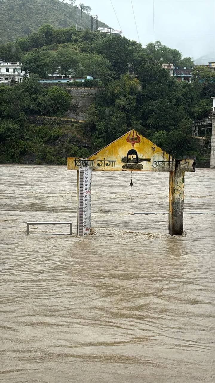 लगातार बारिश से अलकनंदा का जलस्तर बढ़ा, श्रीनगर में रोके गए बदरीनाथ-केदारनाथ जाने वाले यात्री
श्रीनगर गढ़वाल। पहाड़ों में लगातार हो रही बारिश के चलते अलकनंदा नदी का जलस्तर लगातार बढ़ रहा है। प्रशासन नदी के बढ़ते जलस्तर पर लगातार नजर बनाए हुए है। वहीं, खराब मौसम और सुरक्षा को देखते हुए बदरीनाथ एवं केदारनाथ धाम जाने वाले यात्रियों को श्रीनगर में रोका गया है।
प्रशासन की ओर से यात्रियों की सुरक्षा और सुविधा को प्राथमिकता दी जा रही है। यात्रियों को सुरक्षित स्थानों पर ठहरने और मौसम की स्थिति सामान्य होने तक आगे की यात्रा न करने की अपील की जा रही है।
श्रीनगर के तहसीलदार दीपक भंडारी ने बताया कि प्रशासन यात्रियों की सुविधा के लिए लगातार कार्य कर रहा है। यात्रियों को किसी प्रकार की परेशानी न हो, इसके लिए आवश्यक व्यवस्थाएं की जा रही हैं। साथ ही अलकनंदा नदी के जलस्तर पर भी लगातार नजर रखी जा रही है।
लगातार बारिश के कारण पहाड़ी क्षेत्रों में नदी-नालों का जलस्तर बढ़ने और भूस्खलन की आशंका को देखते हुए प्रशासन सतर्क है। यात्रियों से अपील की गई है कि वे प्रशासन के दिशा-निर्देशों का पालन करें और सुरक्षित स्थानों पर ही रहें।