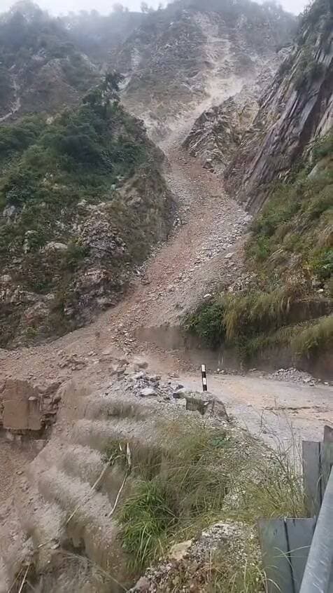 भारी बारिश के कारण सिरोबगड में भर भर कर गिर रहे हैं पत्थर.. कृपया यात्री अनावश्यक यात्रा न करें बारिश बंद होने के बाद ही अपनी यात्रा शुरू करें
