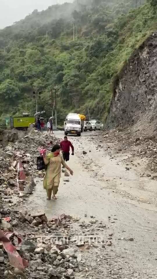 श्रीनगर में डैम कॉलोनी के पास पहाड़ी दरकने से यातायात बाधित, सड़क पर मलबा आने से आवाजाही रुकी
NH-07 पर फरासू से पहले डैम कॉलोनी के पास पहाड़ी दरकने से सड़क पर मलबा आ गया है। इसके चलते हाईवे पर यातायात पूरी तरह बाधित हो गया है।बताया जा रहा है कि डैम के समीप पहाड़ी से मलबा सड़क पर आने के बाद दोनों ओर वाहनों की आवाजाही रुक गई है। मौके पर सड़क खुलने का इंतजार किया जा रहा है। हाईवे बंद होने से यात्रियों और वाहन चालकों को परेशानी का सामना करना पड़ रहा है। मार्ग पर मलबा हटाने के बाद ही यातायात सामान्य होने की उम्मीद है।