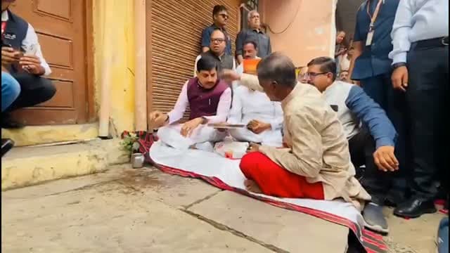 अपने पैतृक मकान पर CM मोहन यादव ने खुद चलाई गैती हुए भावुक वीडियो के अंत में देखे
#CMmohanyadav #MPnews #Viralvideo #Trending