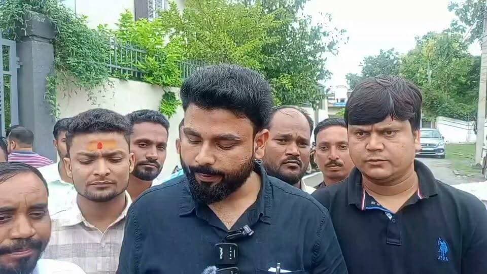 गढ़वा के विधायक सतेंद्र नाथ तिवारी खुद चोरी करते हैं और गढ़वा की जनता को भी चोरी करने की सलाह देते हैं: झामुमो केंद्रीय प्रवक्ता धीरज दुबे का गंभीर आरोप