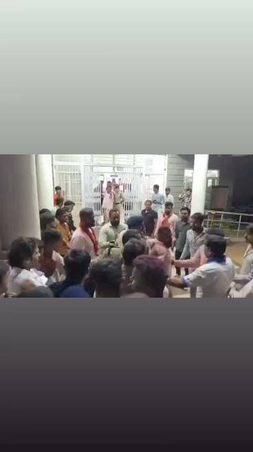 आगर मालवा में गणेश विर्सजन के जुलूस के दौरान दो पक्षो में विवाद ,जमकर चले लाथ-घुसे !
#गणेश #विसर्जन #में #चले #लाथ_घुसे #आगर #मालवा #agarmalwa
