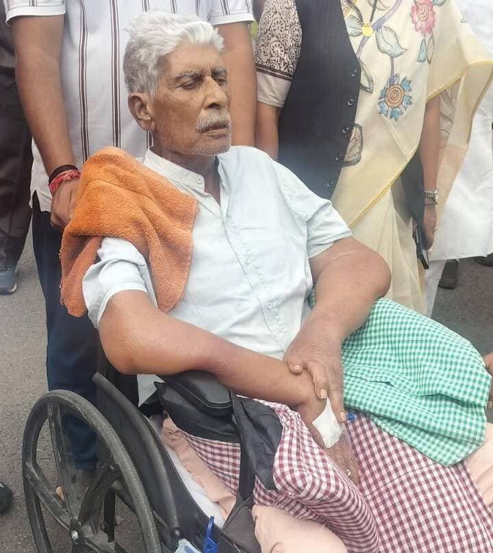 सतना,पूर्व विधायक रामप्रताप सिंह की तबीयत बिगड़ी, एयर एम्बुलेंस से दिल्ली रेफर
नागौद के पूर्व विधायक रामप्रताप सिंह (पतौरा गढ़ी) के अस्वस्थ होने पर दो दिन सतना में इलाज चला। सुधार न होने पर बेहतर इलाज के लिए उन्हें एयर एम्बुलेंस से दिल्ली भेजा जा रहा है। वे भाजपा नेता गगनेंद्र प्रताप सिंह के पिता हैं।