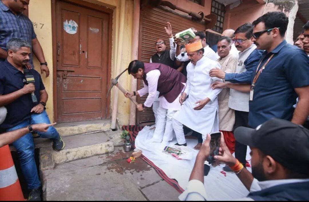 सीएम मोहन यादव ने अपना पैतृक मकान ढहाया, घर पर खुद चलाई गैंती, हो गए भावुक