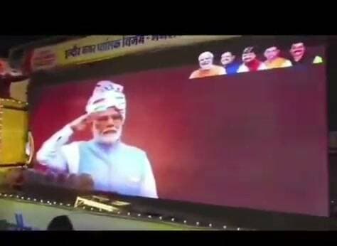 इंदौर में अनंत चतुर्दशी की झांकी के दौरान पूर्व मंत्री सज्जन वर्मा का एक अंदाज चर्चा में है। झांकी में जैसे ही पीएम नरेंद्र मोदी की तस्वीर सामने आई, उन्होंने आंखें बंद कर लीं। वीडियो सोशल मीडिया पर चर्चा का विषय बना हुआ है।
#अनंतचतुर्दशी #इंदौर #सज्जनवर्मा #नरेंद्रमोदी #मध्यप्रदेश