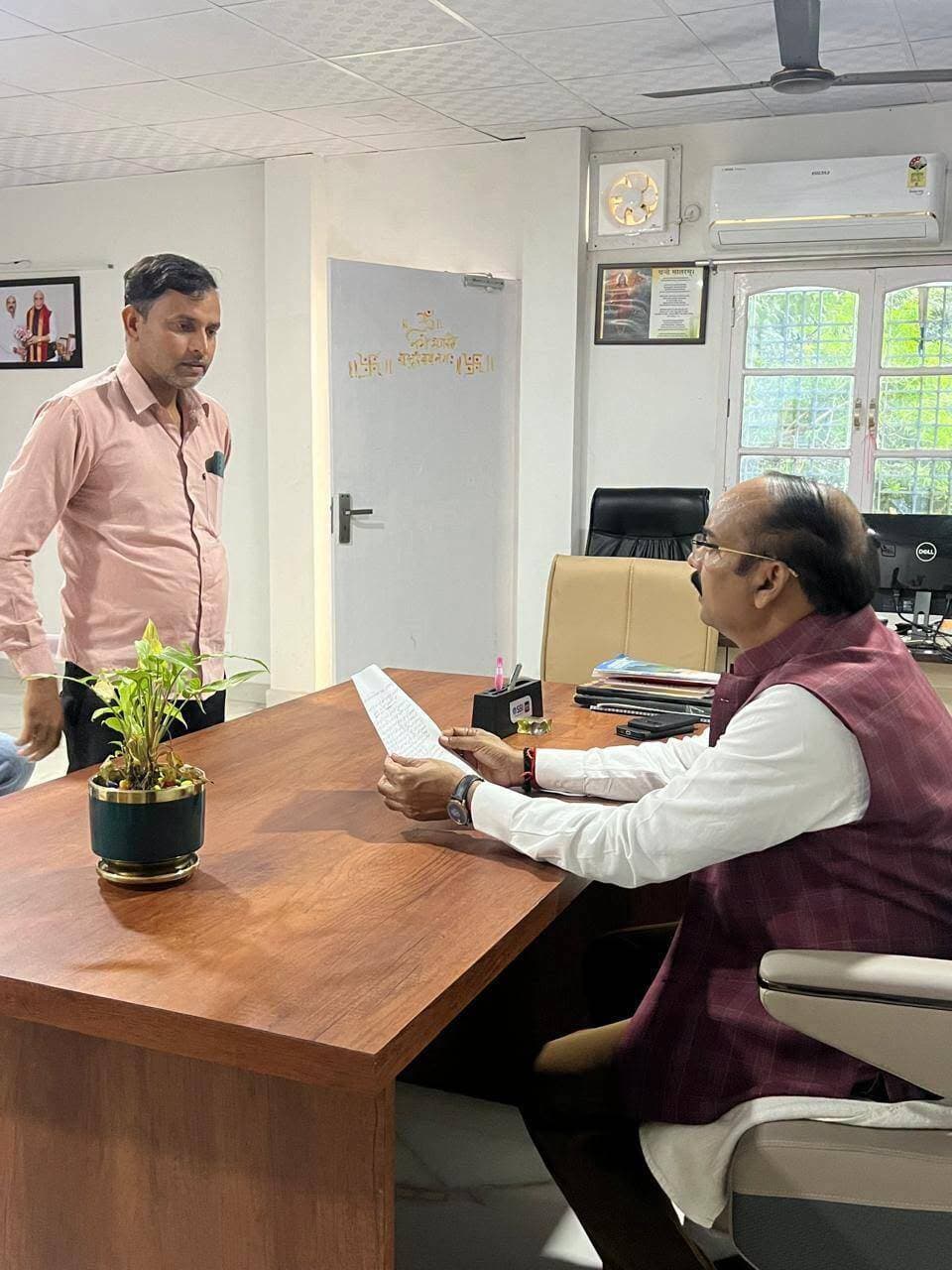 शाहजहांपुर - भाजपा सांसद अरुण सागर ने कार्यालय पर आए फरियादियों की सुनी समस्याएं, संबंधित अधिकारियों से फोन पर वार्ता कर समस्याओं का समाधान कराने के दिए निर्देश।
Arun Kumar Sagar