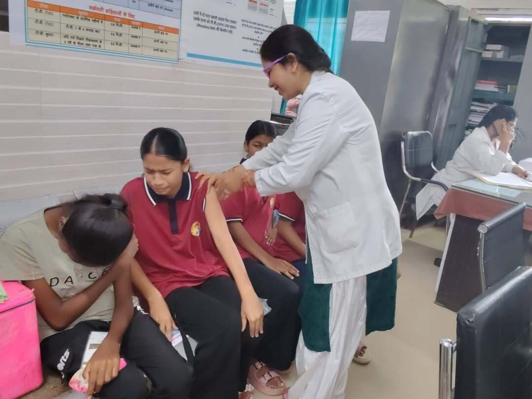 #बालाघाट में 14-15 वर्ष की बालिकाओं का एचपीवी टीकाकरण
सर्वाइकल कैंसर से बचाव के लिए बालिकाओं को किया गया जागरूक,
विशेष काउंसलिंग सत्र आयोजित
बालिकाओं को सर्वाइकल कैंसर (गर्भाशय ग्रीवा कैंसर) से बचाव के उद्देश्य से स्वास्थ्य विभाग द्वारा एचपीवी (ह्यूमन पैपिलोमा वायरस) टीकाकरण अभियान चलाया जा रहा है। इसी क्रम में शनिवार को बालाघाट अर्बन क्षेत्र के फोकल प्वाइंट पर 14 से 15 वर्ष की आयु वर्ग की बालिकाओं का एचपीवी टीकाकरण किया गया।
मुख्य चिकित्सा एवं स्वास्थ्य अधिकारी डॉ. शत्रुघ्न दहिया के मार्गदर्शन तथा जिला अर्बन नोडल अधिकारी डॉ. पंकज महाजन के नेतृत्व में आयोजित टीकाकरण कार्यक्रम में बालिकाओं को एचपीवी वैक्सीन लगाई गई। स्वास्थ्य विभाग द्वारा बताया गया कि एचपीवी संक्रमण से बचाव के लिए टीकाकरण महत्वपूर्ण है और इससे भविष्य में सर्वाइकल कैंसर के जोखिम को कम करने में मदद मिलती है।
अभियान के तहत बालिका आदिवासी छात्रावास, बालाघाट में विशेष काउंसलिंग सत्र भी आयोजित किया गया। इसमें स्वास्थ्य विभाग के अधिकारियों एवं स्वास्थ्यकर्मियों ने बालिकाओं को सर्वाइकल कैंसर के कारणों, बचाव के उपायों तथा एचपीवी टीकाकरण के महत्व के संबंध में जानकारी दी। बालिकाओं की शंकाओं का समाधान करते हुए उन्हें टीकाकरण के प्रति जागरूक किया गया।
जिला स्वास्थ्य समिति बालाघाट (शहरी स्वास्थ्य) द्वारा बताया गया कि किशोरियों एवं बालिकाओं के सुरक्षित और स्वस्थ भविष्य को ध्यान में रखते हुए स्वास्थ्य जागरूकता तथा टीकाकरण संबंधी गतिविधियां निरंतर संचालित की जा रही हैं।
#CMMadhyaPradesh
#JansamparkMP
#healthminmp
