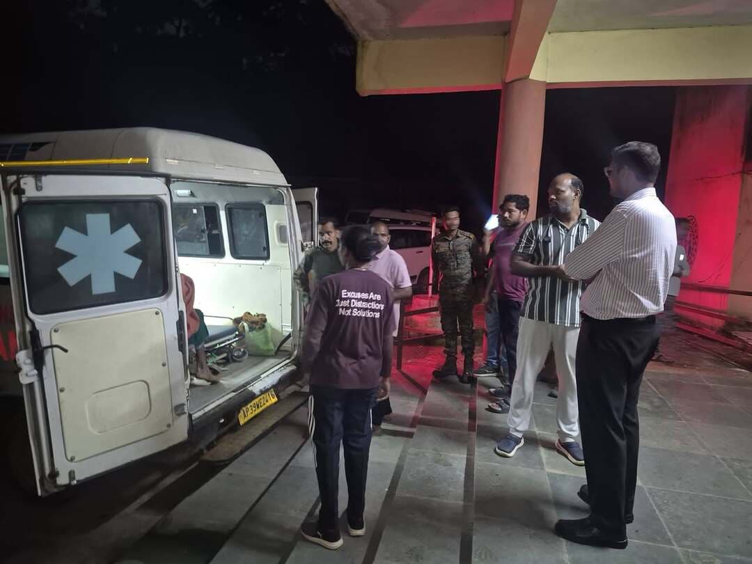 #बालाघाट
कलेक्टर एवं एसपी ने बिठली स्वास्थ्य केंद्र का किया औचक निरीक्षण
मरीजों से चर्चा कर स्वास्थ्य सुविधाओं की ली जानकारी,
ड्यूटी के दौरान स्टाफ की उपस्थिति सुनिश्चित करने के दिए निर्देश
कलेक्टर श्री कुमार सत्यम एवं पुलिस अधीक्षक श्री आदित्य मिश्रा ने 26 सितंबर की रात्रि में जनजातीय बहुल क्षेत्र स्थित प्राथमिक स्वास्थ्य केंद्र बिठली का औचक निरीक्षण किया। देर रात अधिकारियों के अचानक स्वास्थ्य केंद्र पहुंचने पर उन्होंने वहां उपलब्ध स्वास्थ्य सेवाओं, मरीजों के उपचार तथा अस्पताल की व्यवस्थाओं का जायजा लिया।
निरीक्षण के दौरान कलेक्टर एवं पुलिस अधीक्षक ने स्वास्थ्य केंद्र में उपचार के लिए भर्ती मरीजों से सीधे चर्चा की और उनसे अस्पताल में मिल रही स्वास्थ्य सुविधाओं, उपचार एवं दवाओं की उपलब्धता के संबंध में जानकारी ली। अधिकारियों ने मरीजों की स्वास्थ्य स्थिति के बारे में भी चिकित्सक एवं स्वास्थ्यकर्मियों से जानकारी प्राप्त की।
कलेक्टर श्री सत्यम ने ड्यूटी पर तैनात चिकित्सक एवं स्वास्थ्यकर्मियों से चर्चा करते हुए निर्देश दिए कि स्वास्थ्य केंद्र में आने वाले प्रत्येक मरीज के उपचार एवं स्वास्थ्य पर विशेष ध्यान दिया जाए। मरीजों को चिकित्सकीय परामर्श के अनुसार आवश्यक दवाएं स्वास्थ्य केंद्र से ही उपलब्ध कराई जाएं, ताकि उन्हें उपचार के लिए अनावश्यक परेशानी न हो।
उन्होंने स्वास्थ्य केंद्र की व्यवस्थाओं को लगातार सजग एवं मुस्तैद रखने के निर्देश देते हुए कहा कि विशेष रूप से रात्रिकालीन ड्यूटी के दौरान स्वास्थ्य सेवाएं सुचारू रूप से उपलब्ध रहनी चाहिए। ड्यूटी के समय चिकित्सक एवं सभी संबंधित स्टाफ की अस्पताल में उपस्थिति सुनिश्चित की जाए, ताकि जरूरतमंद मरीजों को तत्काल उपचार मिल सके। उन्होंने बिठली स्वास्थ्य केंद्र के परिसर में स्वच्छता और साफ सफाई बनाए रखने के निर्देश दिए।
कलेक्टर एवं पुलिस अधीक्षक ने स्वास्थ्य केंद्र की व्यवस्थाओं को बेहतर बनाए रखने तथा मरीजों को समय पर गुणवत्तापूर्ण स्वास्थ्य सुविधा उपलब्ध कराने पर विशेष जोर दिया।
#CMMadhyaPradesh
#JansamparkMP
#WelfareTribal
#healthminmp