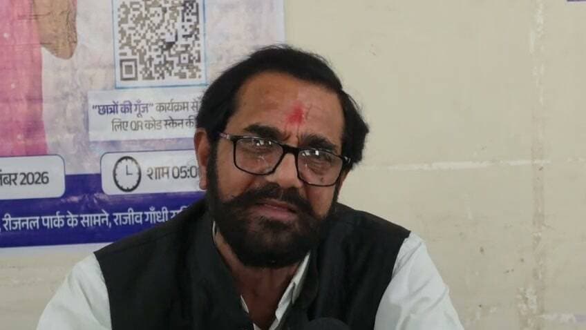 हिनौती में जुआ कार्रवाई के बाद मौत पर पुलिस की कार्यप्रणाली पर कांग्रेस नेता वीरेंद्र दवे ने उठाए सवाल, निष्पक्ष जांच की मांग
पुलिस पर मारपीट का लगाया आरोप, रिटायर्ड जज से जांच और परिजनों को 50 लाख सहायता देने की मांग
दमोह कांग्रेस कार्यालय में शनिवार शाम कांग्रेस नेता वीरेंद्र दवे ने पत्रकार वार्ता कर हिनौती में जुआ कार्रवाई के बाद शिवसिंह की मौत के मामले को उठाया। उन्होंने पुलिस की कार्यप्रणाली पर सवाल उठाते हुए कहा कि परिजनों के अनुसार मृतक हार्ट का मरीज था और पुलिस गिरफ्त में उसके साथ मारपीट के बाद सदमे से मौत हुई। उन्होंने जिले में जुआ, सट्टा और अवैध शराब के कारोबार पर भी पुलिस की कार्रवाई पर सवाल उठाए।
दवे ने कहा कि यदि पुलिस कार्रवाई की जानकारी वरिष्ठ अधिकारियों को थी तो गिरफ्तार व्यक्ति के खिलाफ कानूनी कार्रवाई की जानी चाहिए थी। उन्होंने पुलिस अधीक्षक द्वारा मारपीट के आरोप नकारने और पुलिसकर्मियों को लाइन अटैच कर एएसपी को जांच सौंपने पर भी सवाल उठाया। उन्होंने कहा कि पुलिस की जांच के बजाय रिटायर्ड जज या सक्षम अधिकारी से जांच कराई जाए। साथ ही दोषी पुलिसकर्मियों पर केस दर्ज करने और परिजनों को 50 लाख रुपए सहायता देने की मांग की।